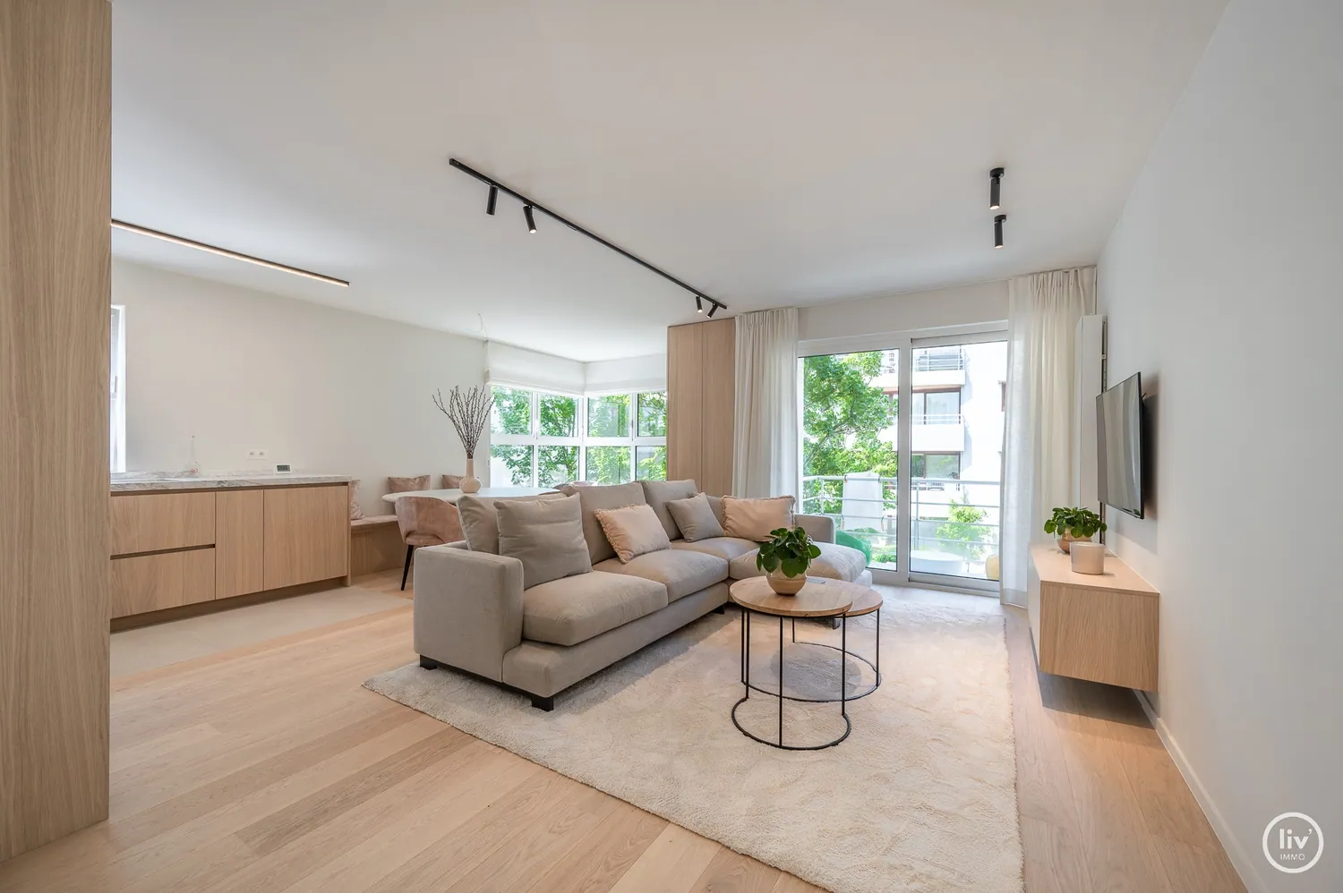 Lichtrijk gerenoveerd HOEK-appartement met aangenaam westgericht terras gelegen vlakbij de Lippenslaan te Knokke.