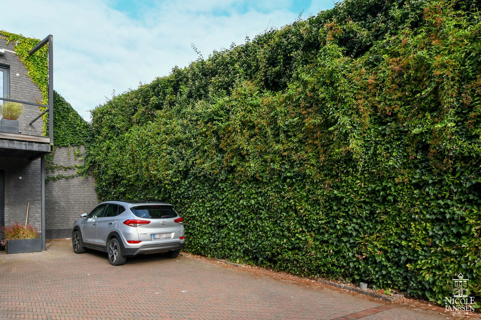 Er is een parkeerplaats voorzien en er zijn voldoende parkeergelegenheden in de nabije omgeving.