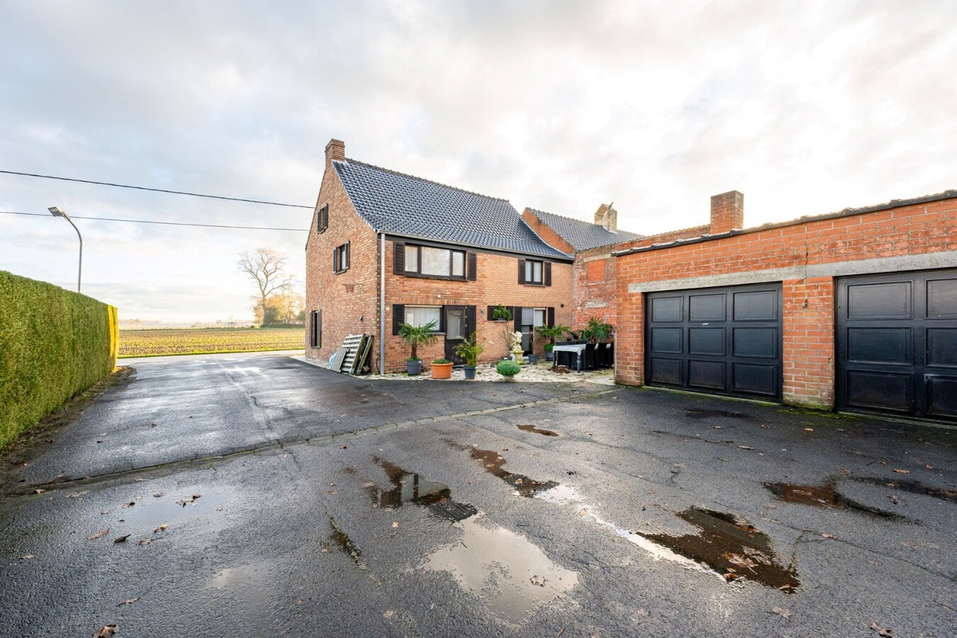 Woning met 4 slaapkamers en 2 garages te Koekelare 