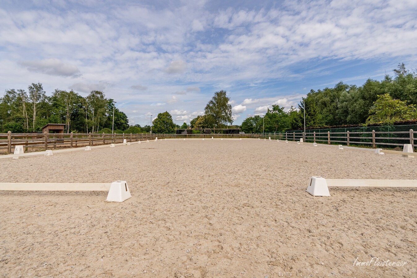 Uniek landhuis met uitgebreide paardenaccommodatie op ca. 1ha te Diepenbeek 