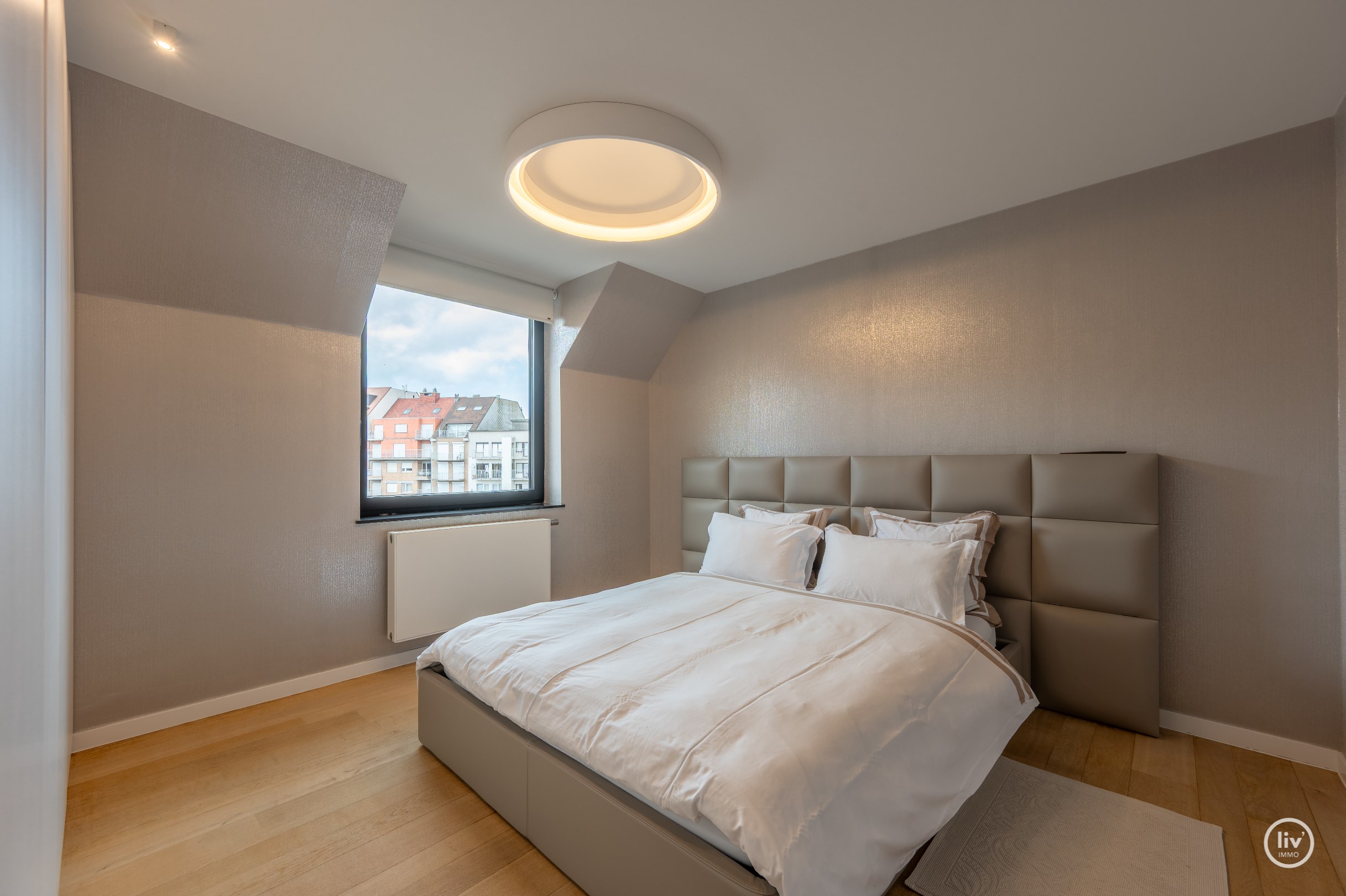 Buitengewone hoekduplex ( 274m&#178;) gelegen vlakbij Zeedijk en het Rubensplein. Ruime garage te koop op de gelijkvloerse verdieping in het gebouw. 