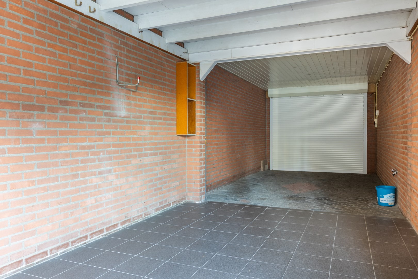 Keurig onderhouden hoekwoning met extra ruime garage en tuin, gelegen aan een woonerf in de gewilde wijk Boshoven. Energielabel C. 