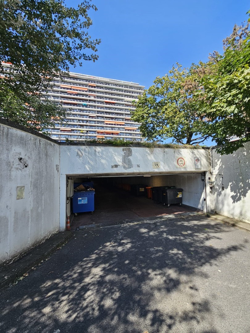 Gunstig gelegen staanplaats in afgesloten private garage 