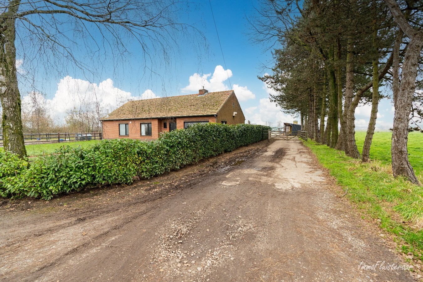 Hippisch complex op ca. 1,9 ha te Rijkevorsel Vergunning voor binnenpiste (60m x 30m) aanwezig! 