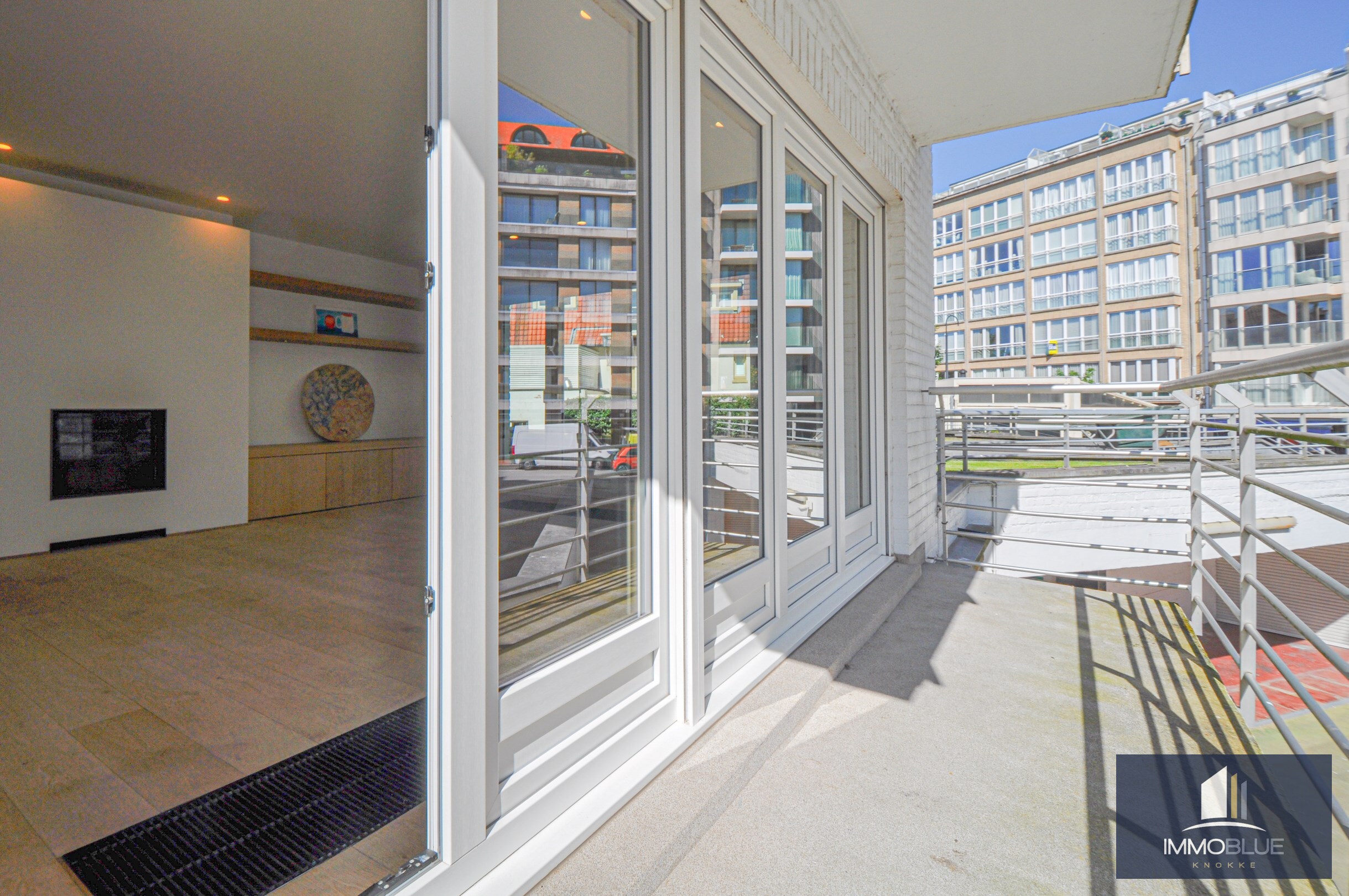 Appartement d&#39;angle avec une vue d&#233;gag&#233;e sur la Kustlaan, situ&#233; dans une r&#233;sidence de standing. 