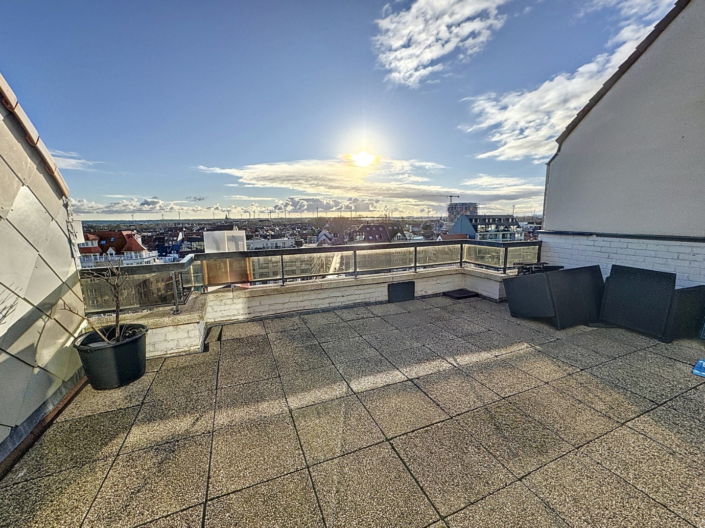 Te renoveren dakappartement met zonneterras 