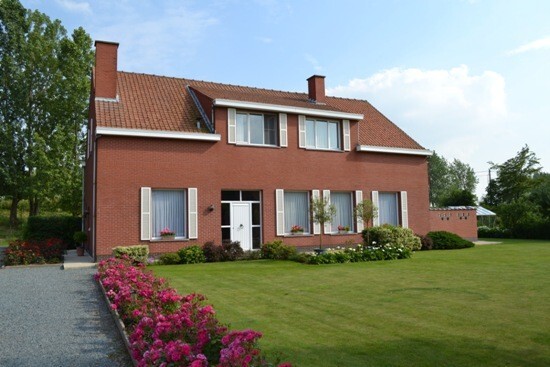 Hoeve met ruime woning, stallen en loods op 2.6Ha te Kieldrecht 