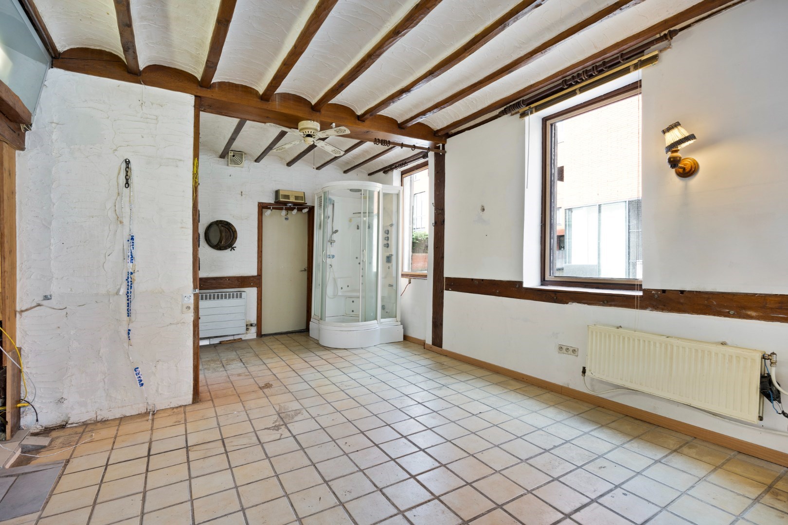 Halfopen hoekwoning met garage en dakterras op toplocatie in Kessel-Lo – renovatieproject met veel potentieel 