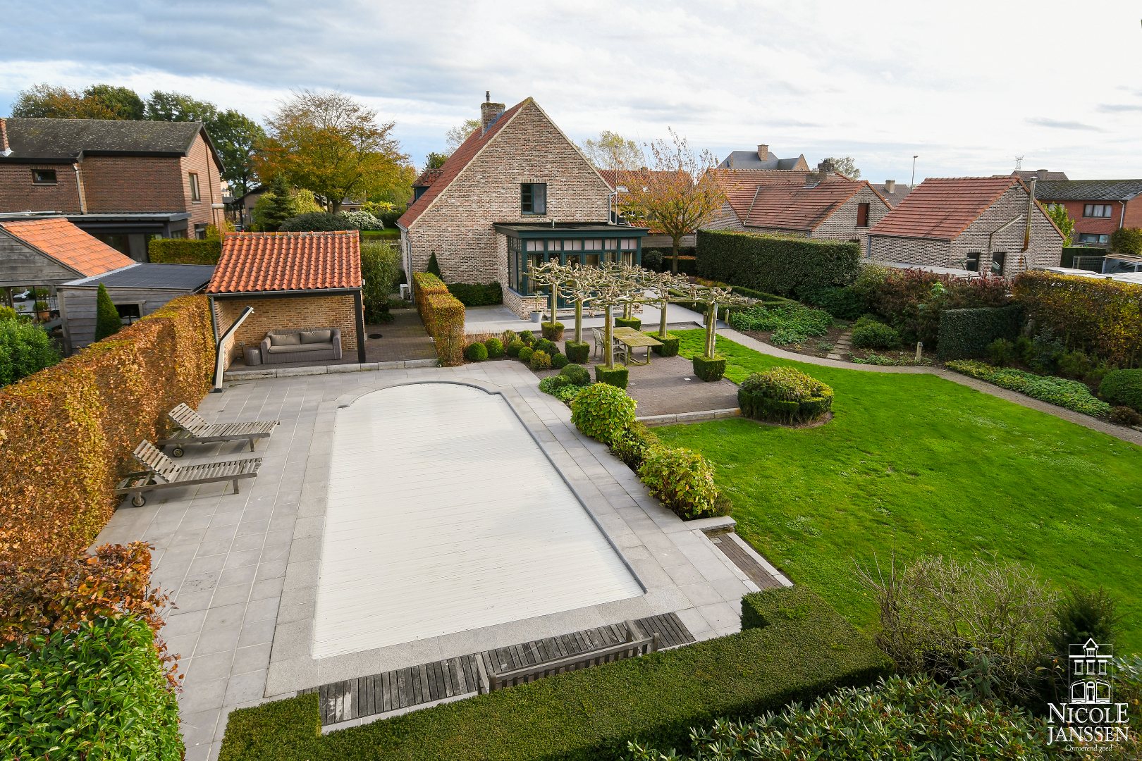 Instapklare woning in landelijke stijl met dubbele garage en mooie tuin met zwembad 