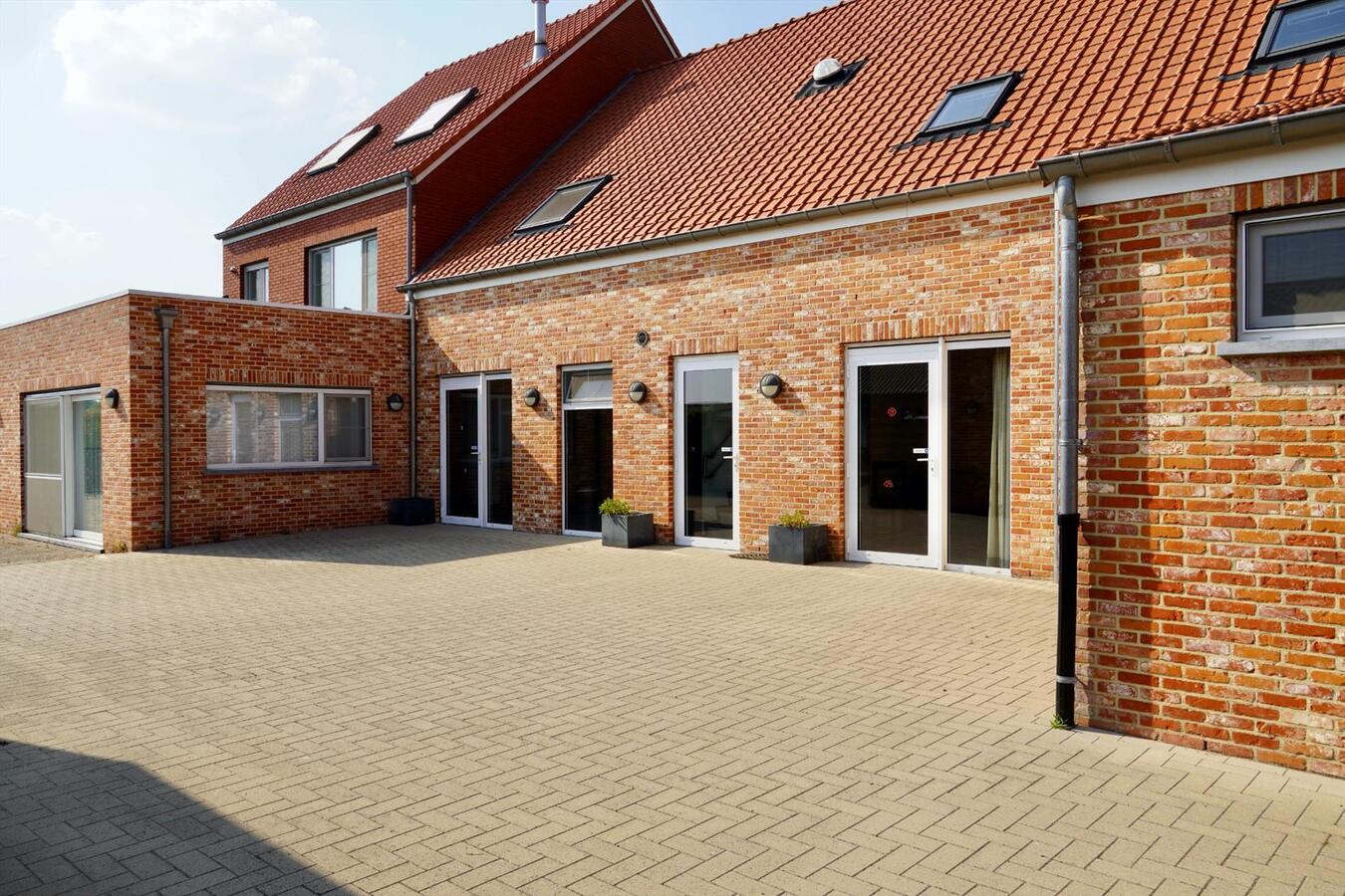 Gerenoveerde hoeve met paardenstallen en buitenpiste op ca. 1,6 ha te Vlimmeren 