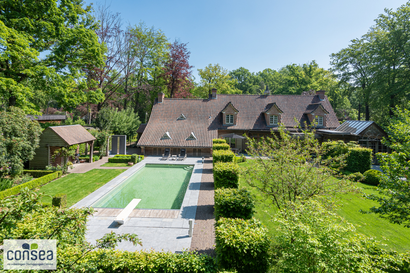 Stijlvolle villa met excellent aangelegde tuin incl. zwembad 