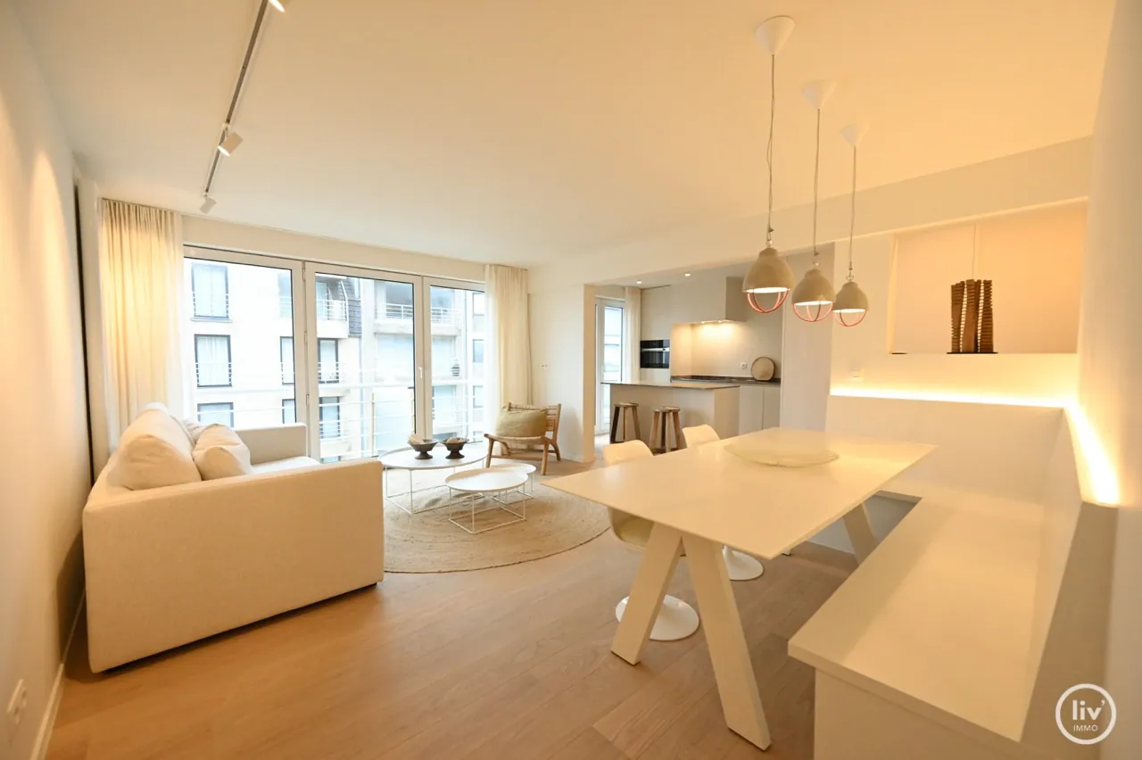 Magnifiek gerenoveerd appartement met zijdelings zeezicht nabij het Rubensplein gelegen.
