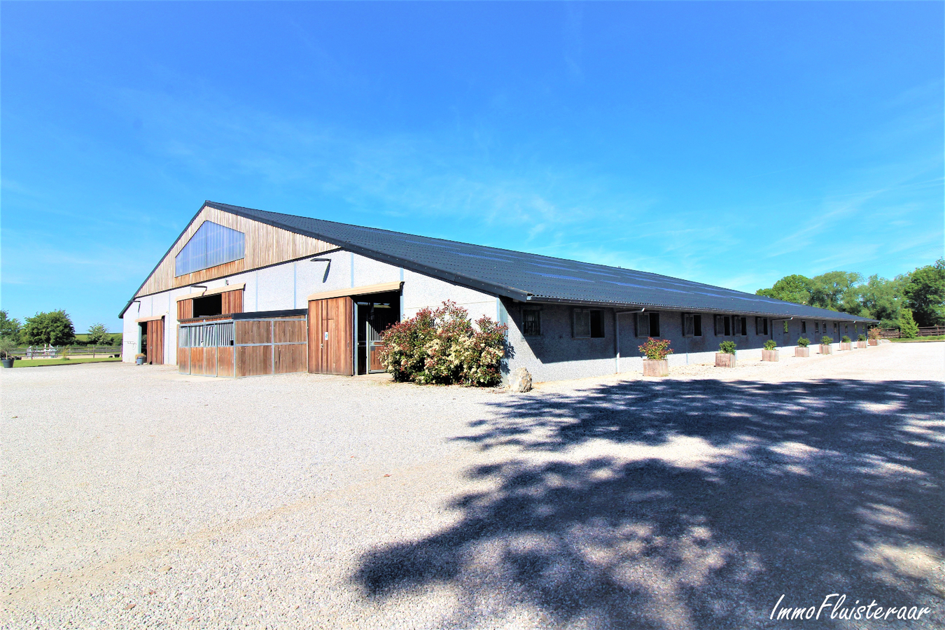 Professional recently built equestrian center on more than 3ha at Hannut (Luik/Li&#232;ge; Belgium) 