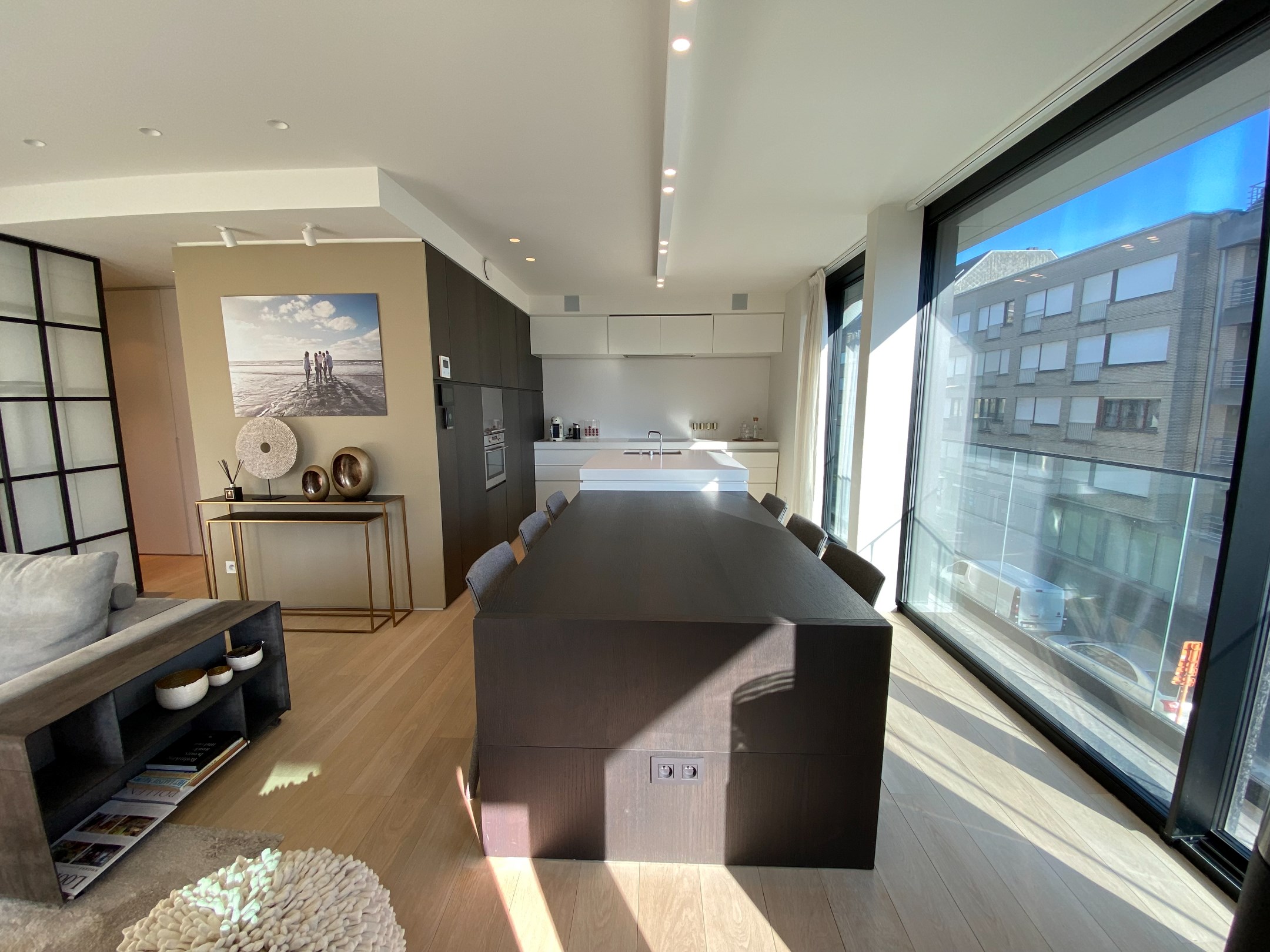 MEUBL&#201; - Appartement spacieux et lumineux avec 3 chambres situ&#233; sur l&#39;avenue Paul Parmentier &#224; Knokke, VUE PARTIELLE SUR LA MER. 