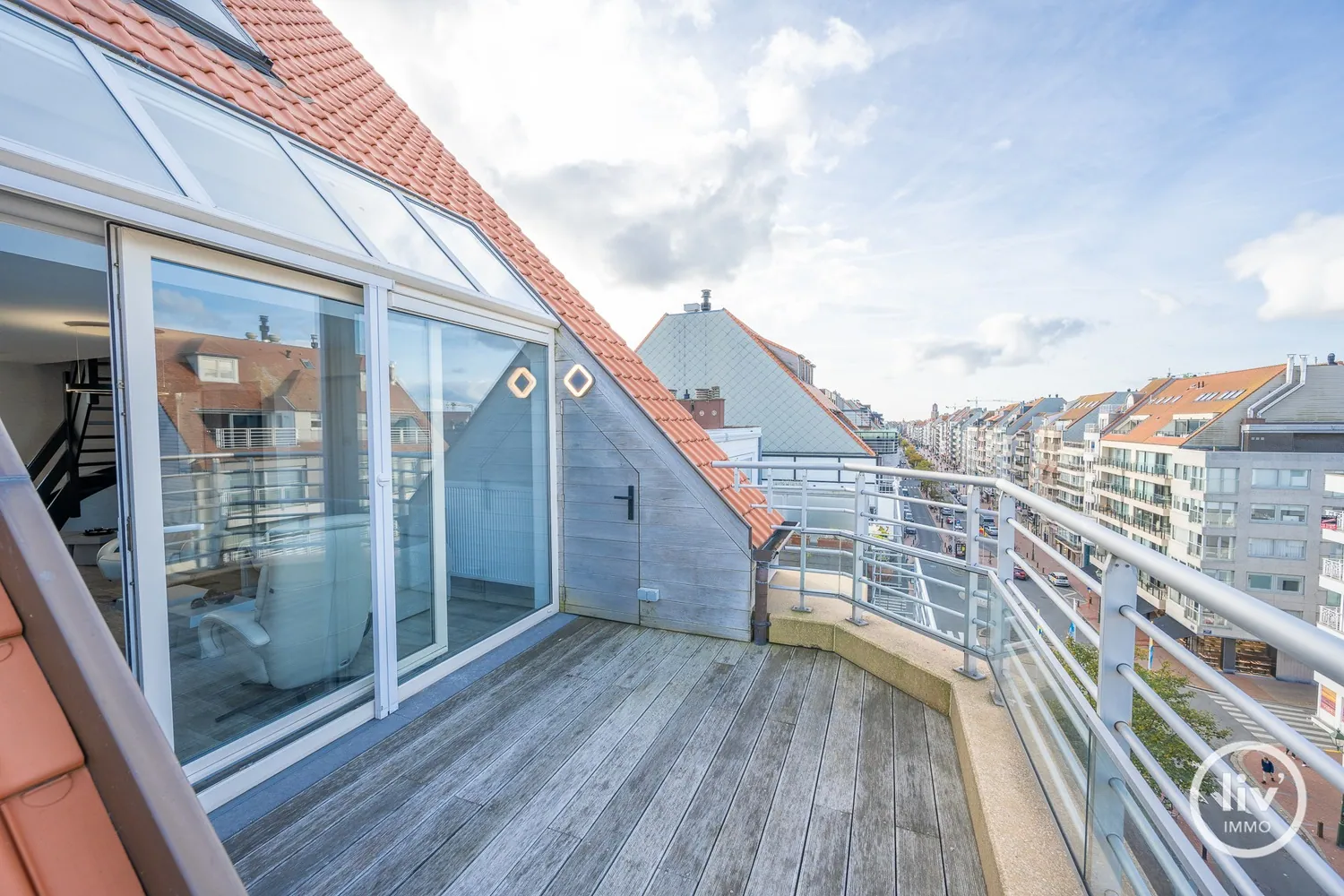 Instapklaar duplexappartement met prachtige zonneterrassen gelegen op de Lippenslaan te  Knokke vlakbij de Dumortierlaan, op wandelafstand van de zeedijk.