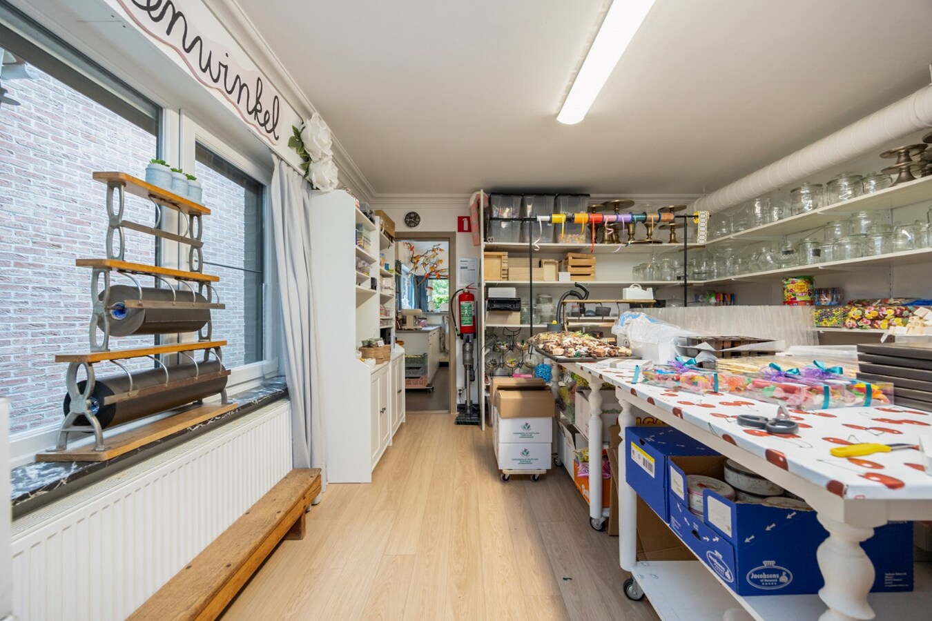 Interessante investeringsopportuniteit in hartje Malle: handelspand + 2 appartementen 