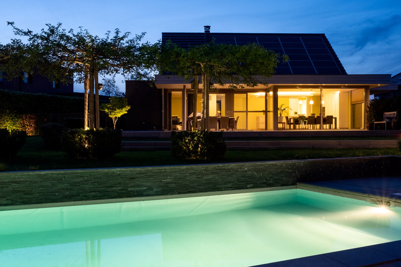 Instapklare moderne woning met prachtige tuin met zwembad en poolhouse 