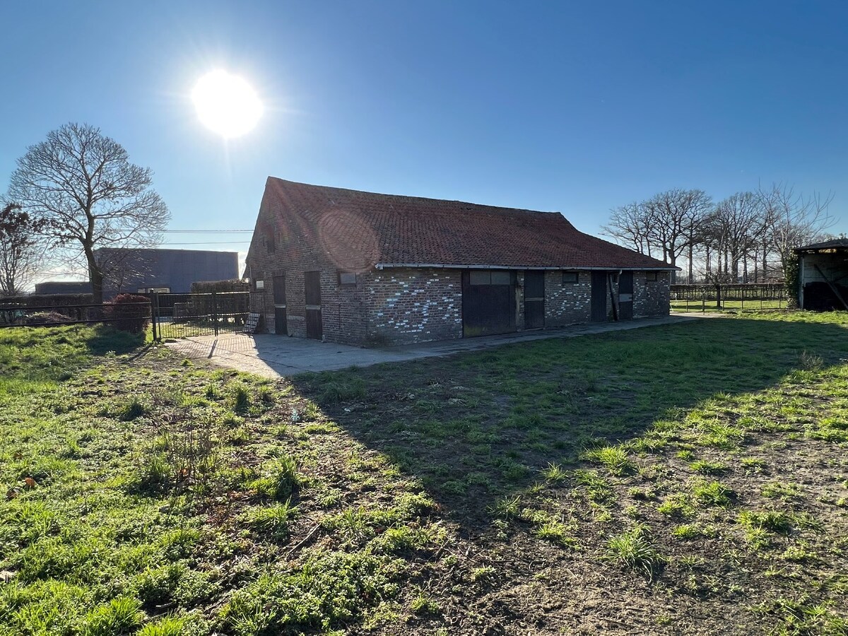 Te renoveren/te slopen hoeve met landelijk zicht. 