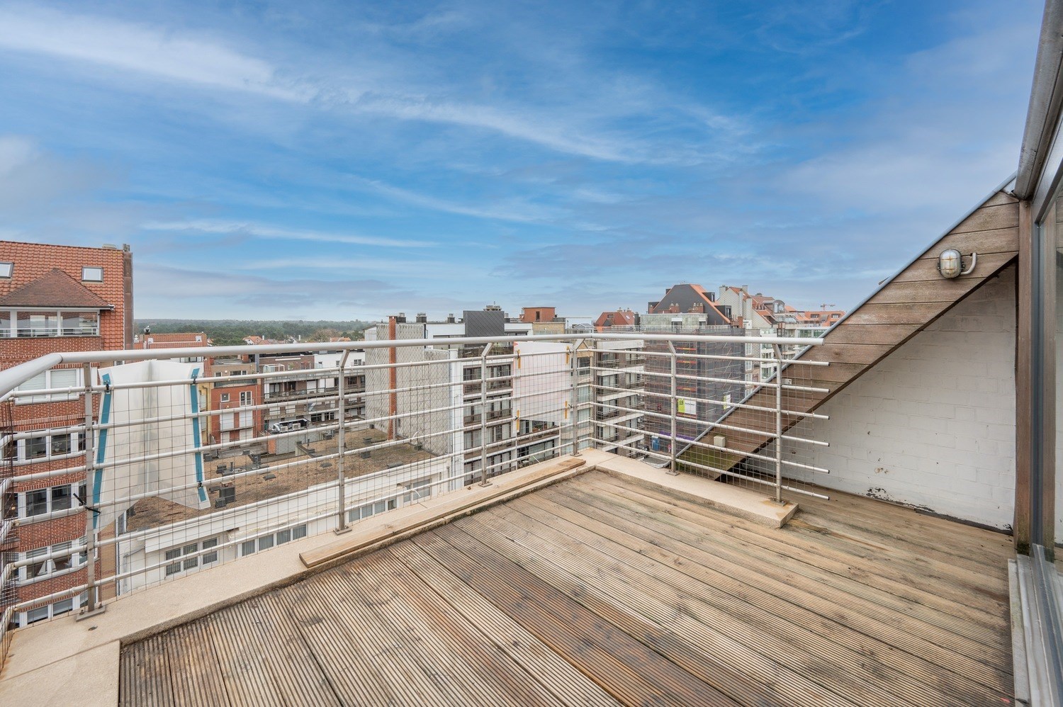 Agr&#233;able duplex avec deux belles terrasses, situ&#233; tr&#232;s centrale sur l&#39;Avenue Lippens avec avec chemin&#233;e! 