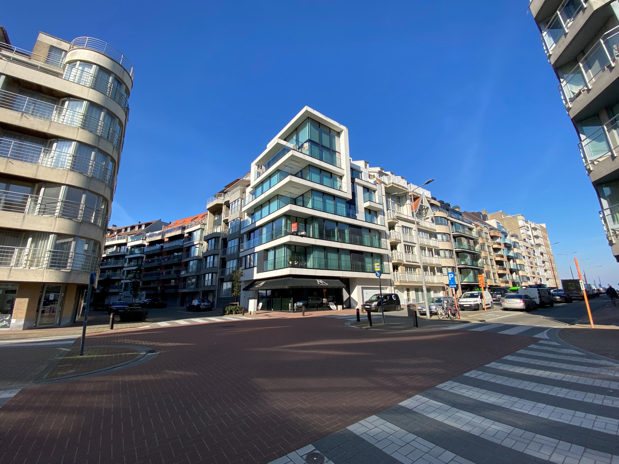 MEUBL&#201; - Appartement spacieux et lumineux avec 3 chambres situ&#233; sur l&#39;avenue Paul Parmentier &#224; Knokke, VUE PARTIELLE SUR LA MER. 