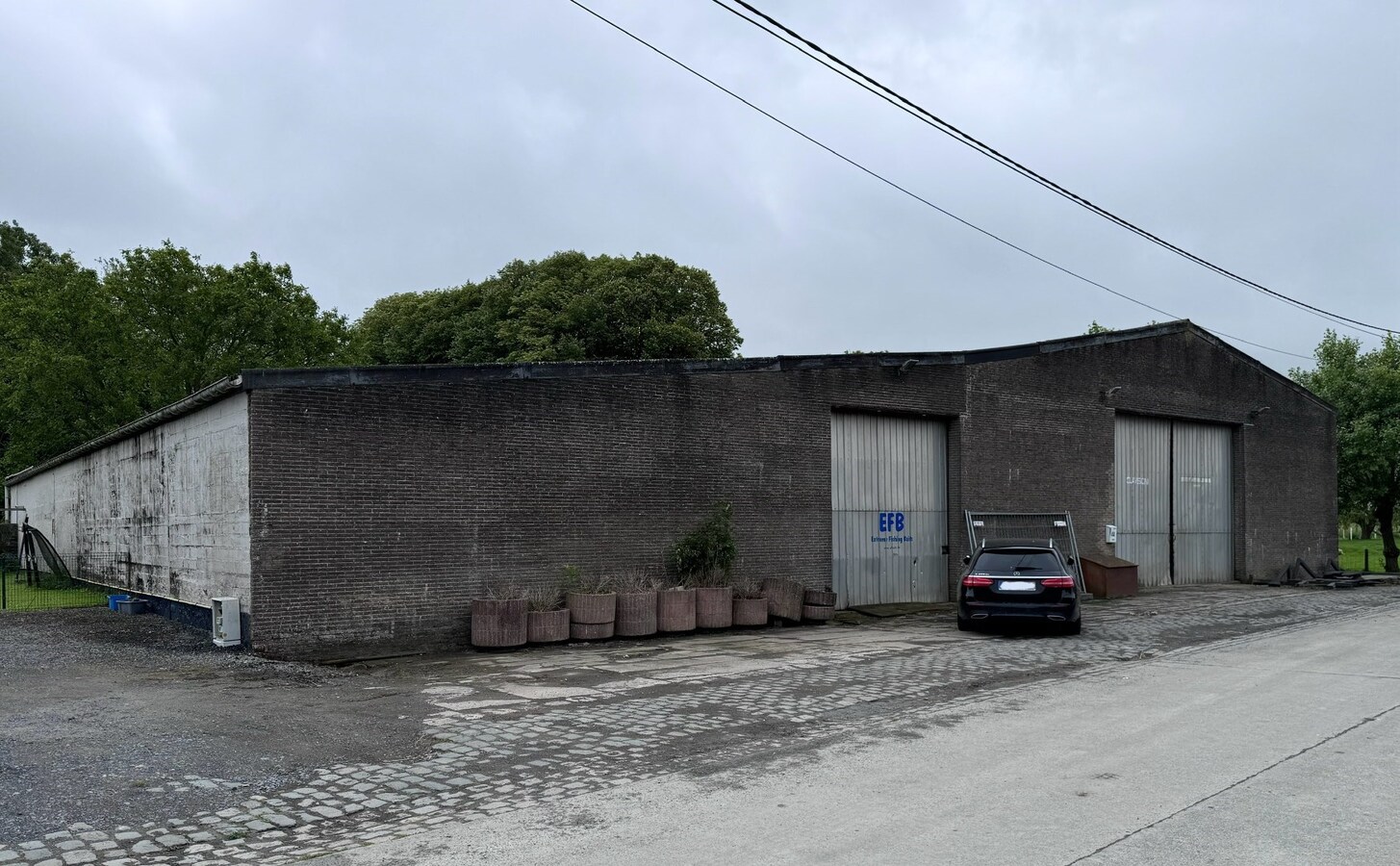 Ruime loods in de dorpskern van Oostkerke (Diksmuide) 