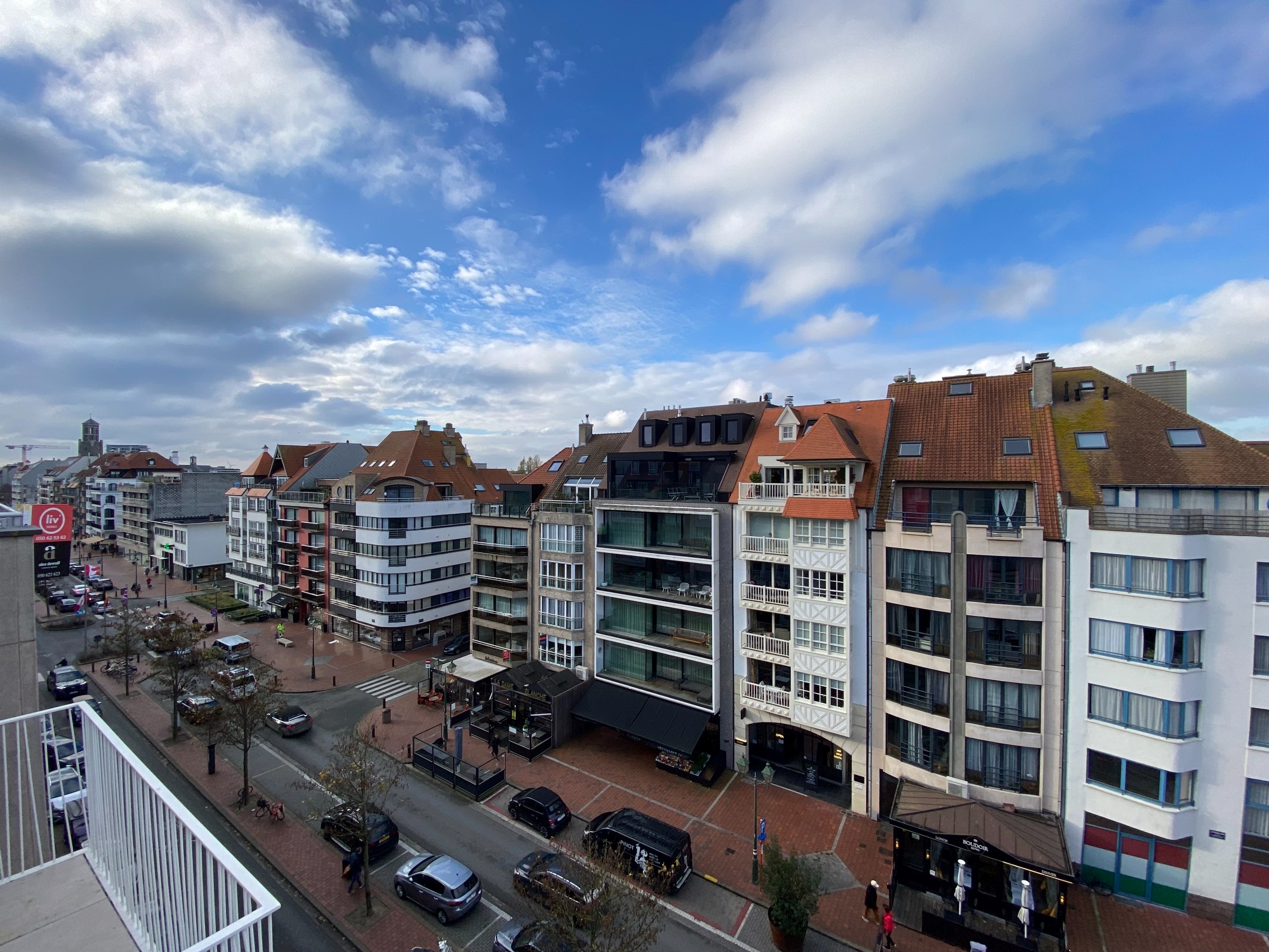 Meubl&#233; - Appartement en duplex avec 3 chambres &#224; coucher compl&#232;tes et deux grandes terrasses orient&#233;es vers le soleil avec des vues d&#233;gag&#233;es, situ&#233; du c&#244;t&#233; ensoleill&#233; de l&#39;avenue Lippens. 