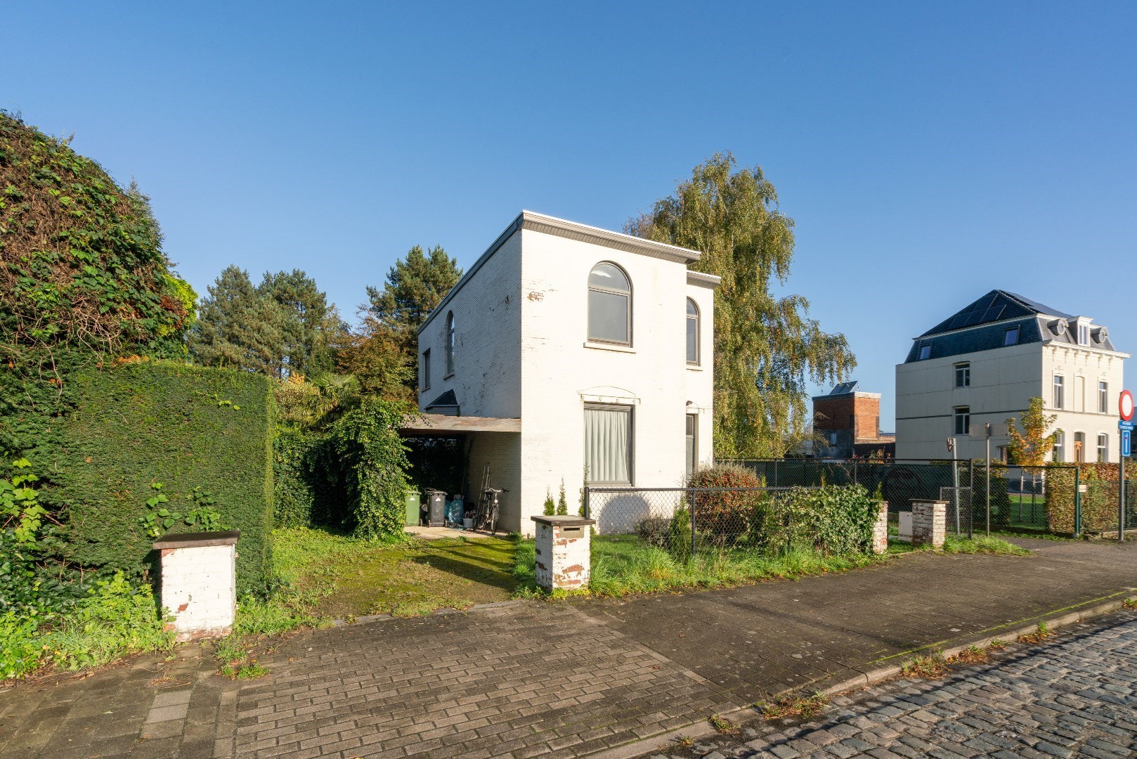 Te renoveren woning met drie slaapkamers in groene omgeving 