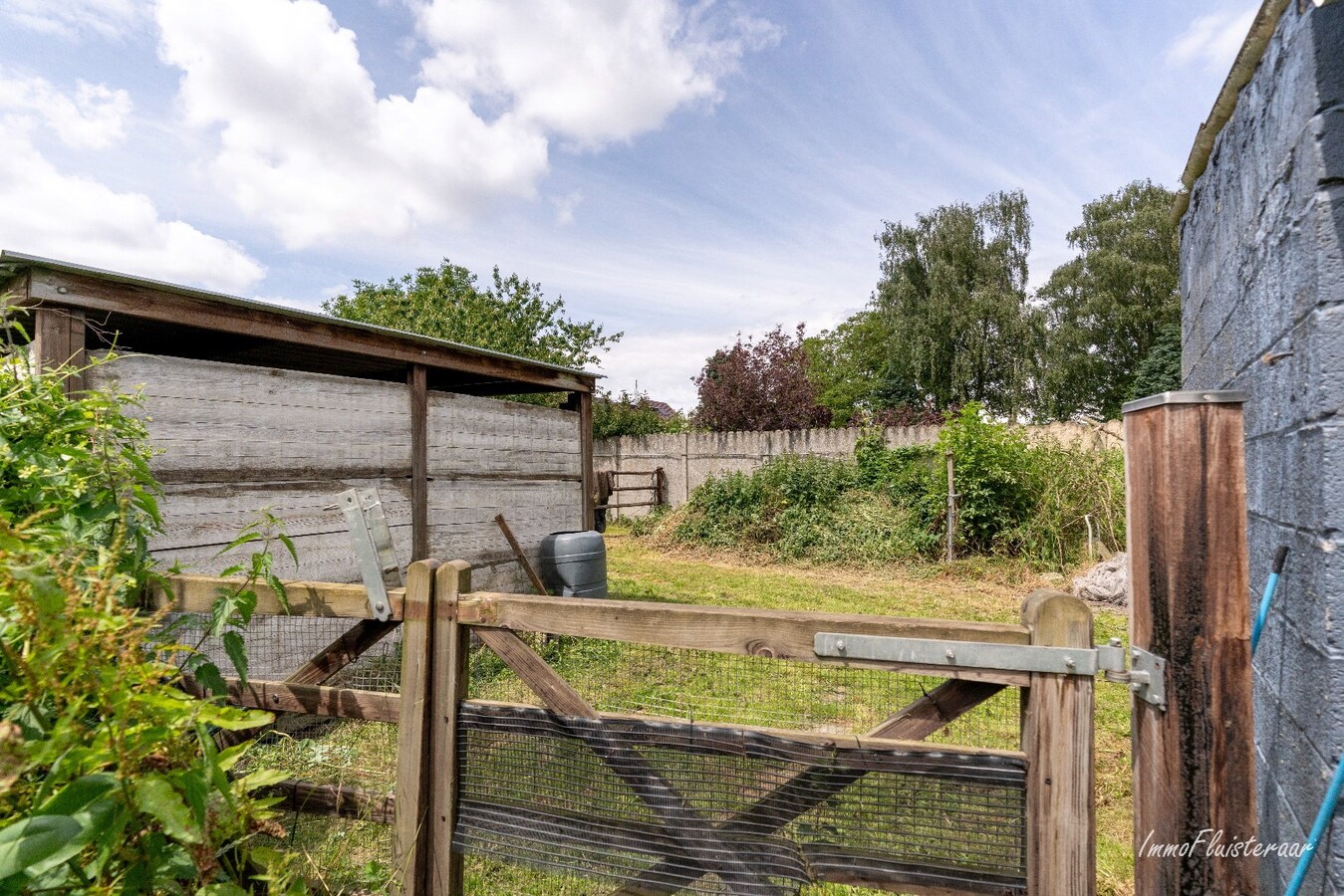 Op te frissen woning voorzien van stallen en aanpalend weiland op ca. 43a te Tienen. 