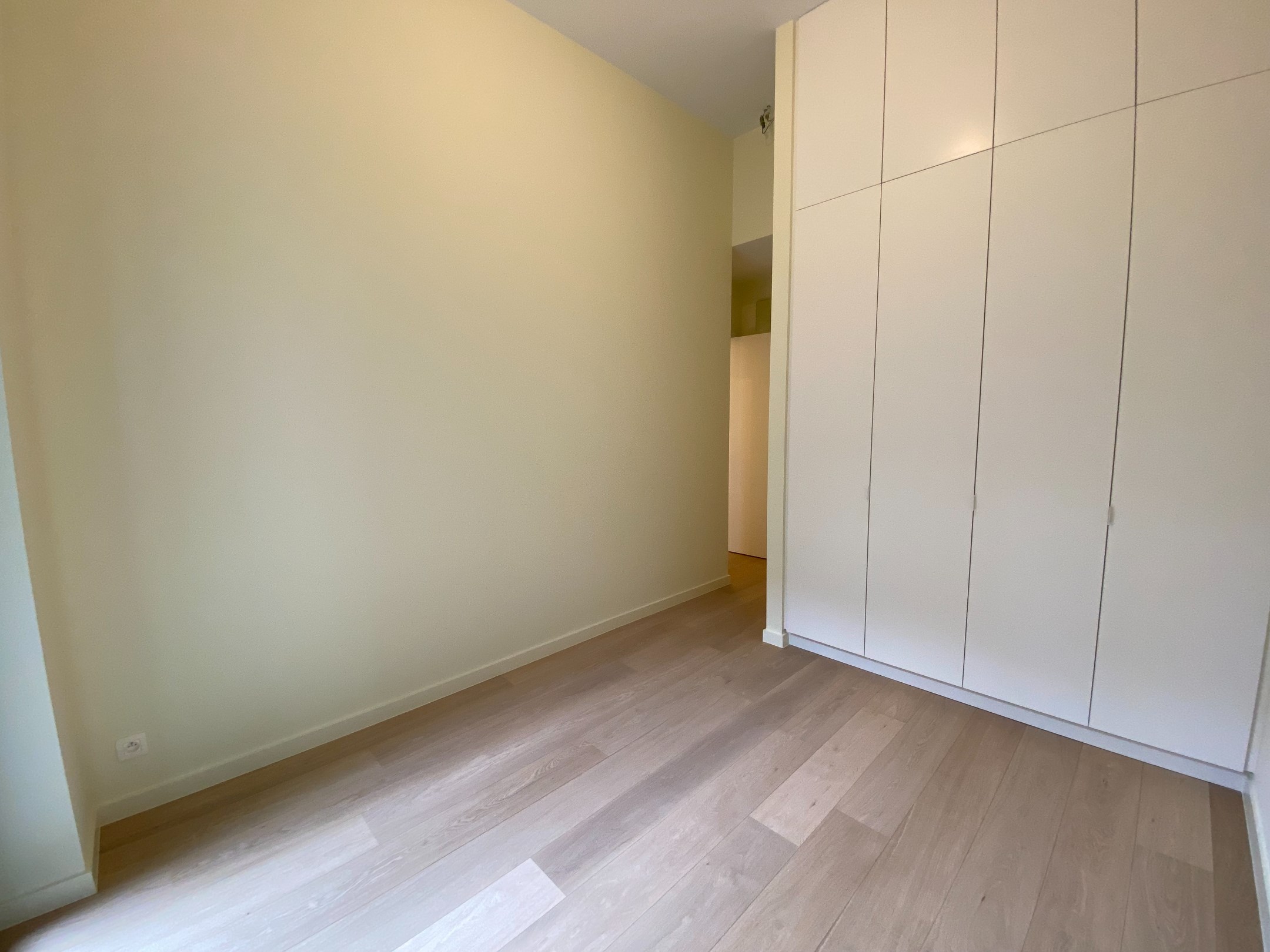 RESIDENTIE MIRAVAL - Gelijkvloers appartement met 2 slaapkamers gelegen in een nieuwbouwresidentie in de Leopoldlaan. 