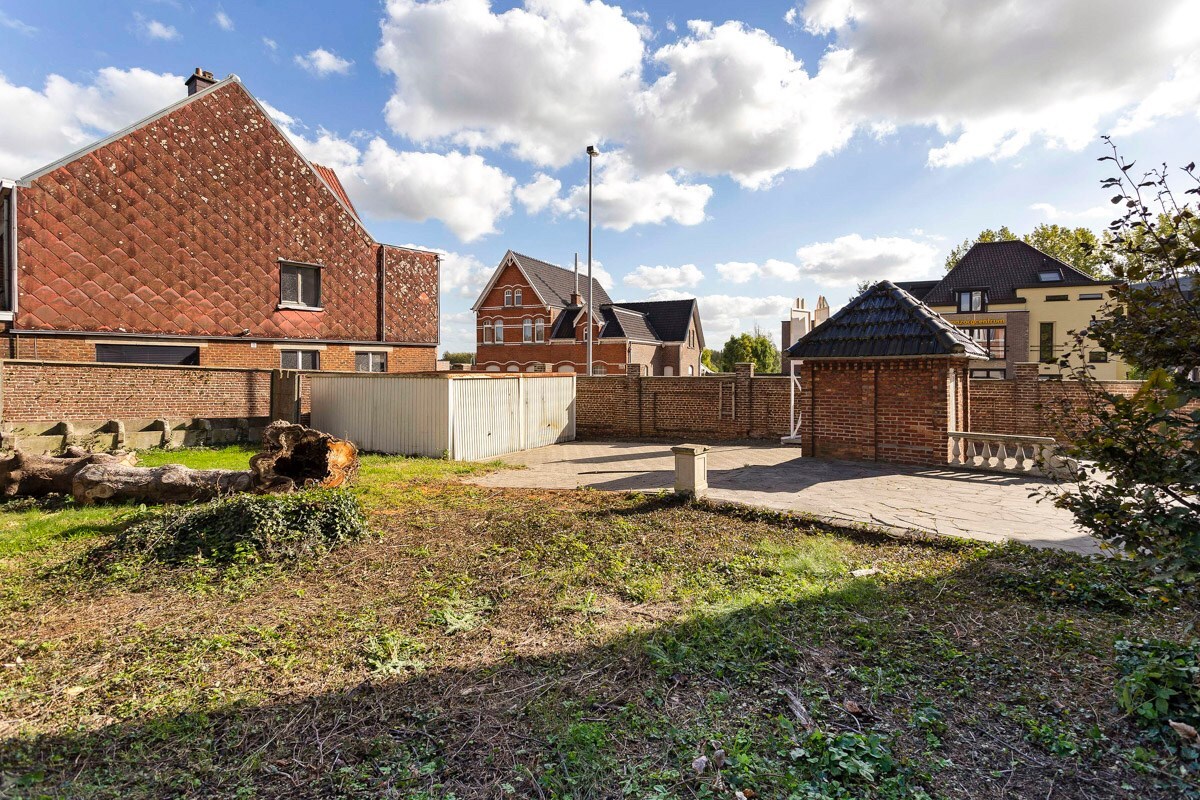 Karaktervolle herenwoning met ommuurde tuin te Ophasselt 