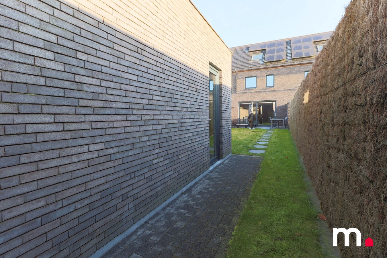 Luxe woning te Izegem!  EPC A  en moderne voorzieningen met uitweg en garage achteraan ! 