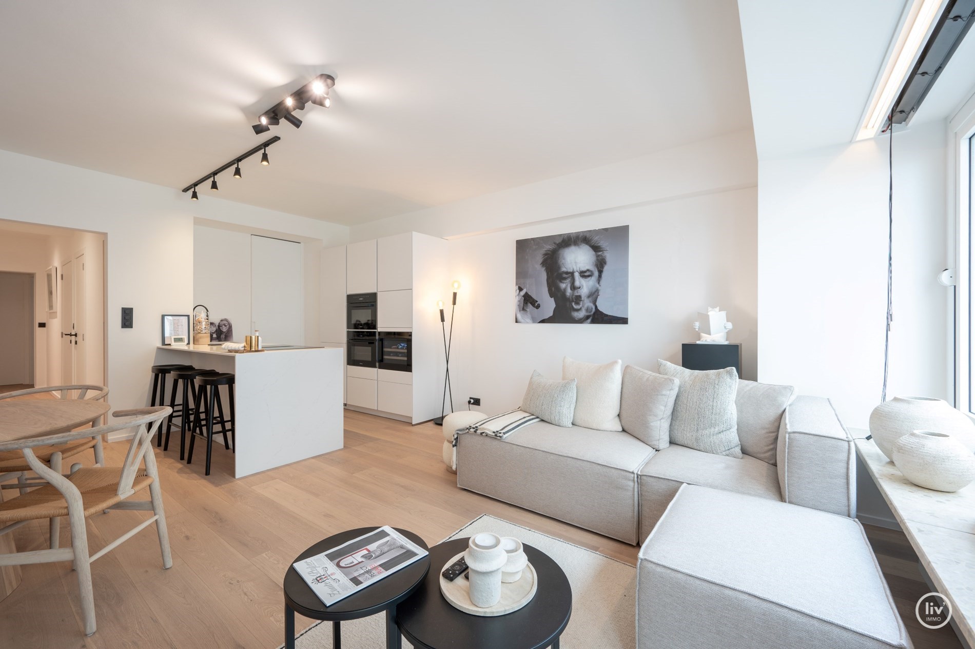 Gerenoveerd 2 slaapkamer appartement met een prachtig zeezicht gelegen nabij het Driehoeksplein te Knokke. 