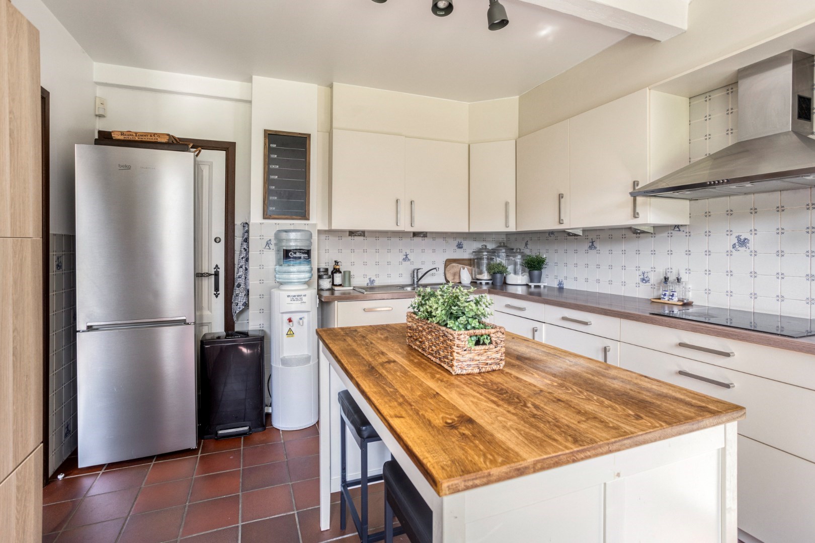 Rustig gelegen open bebouwing met 5 slaapkamers, 3 badkamers, dubbele garage en zonnige tuin in Tervuren – EPC 201 kWh/m&#178; – bewoonbare oppervlakte 339 m&#178; 