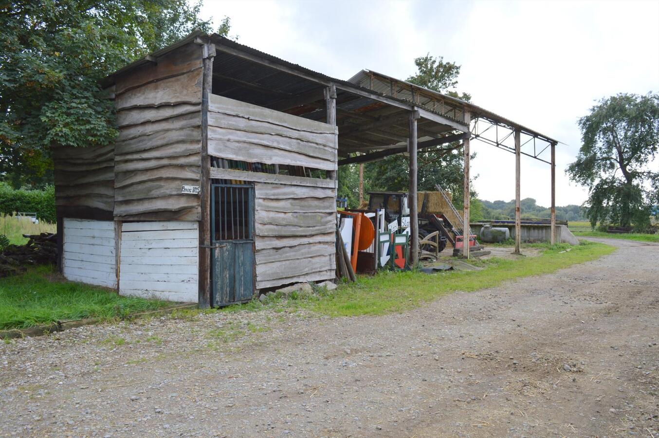 Manege met binnenpiste en 38 boxen op ca. 1,33ha te Destelbergen 