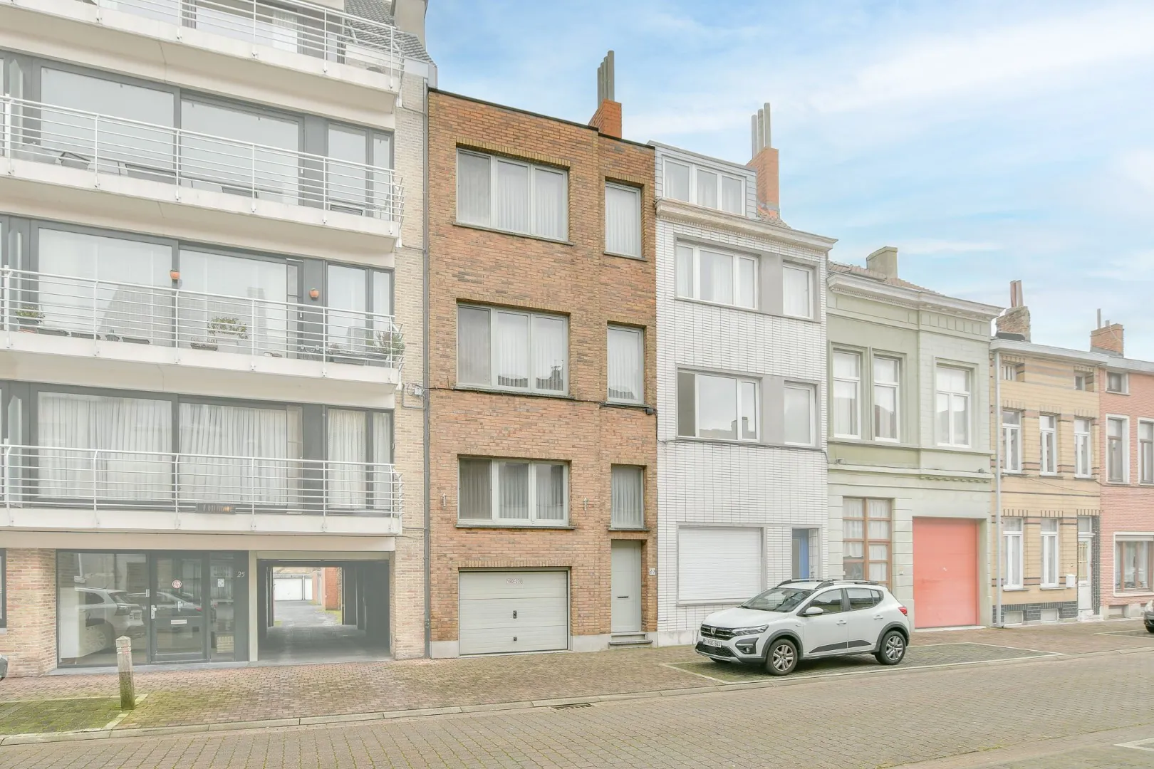 Rijwoning met ruime koer en garage in Oostende - 4 slaapkamers