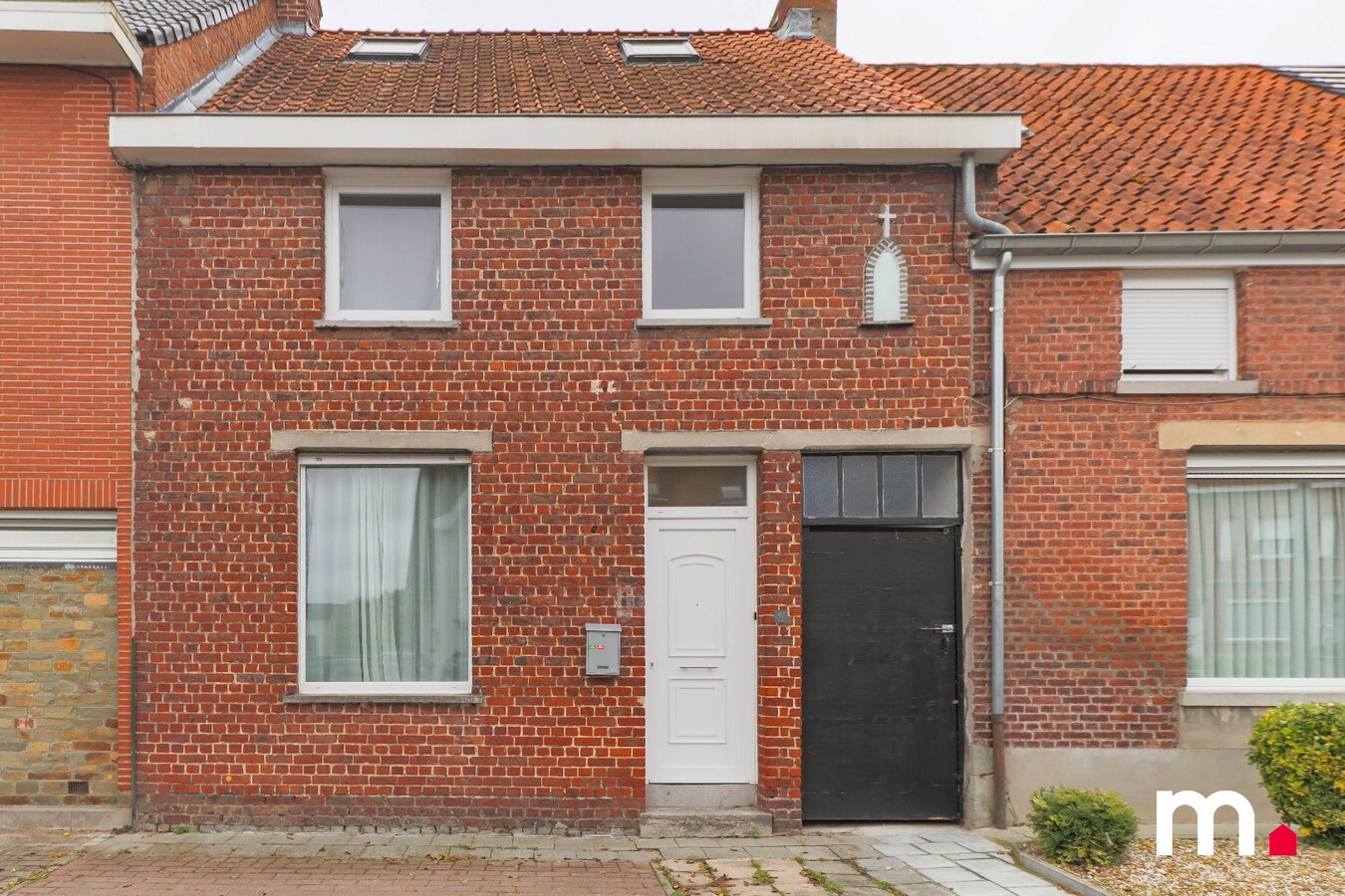 Charmante ruime woning met zij-uitweg te Kuurne ! 