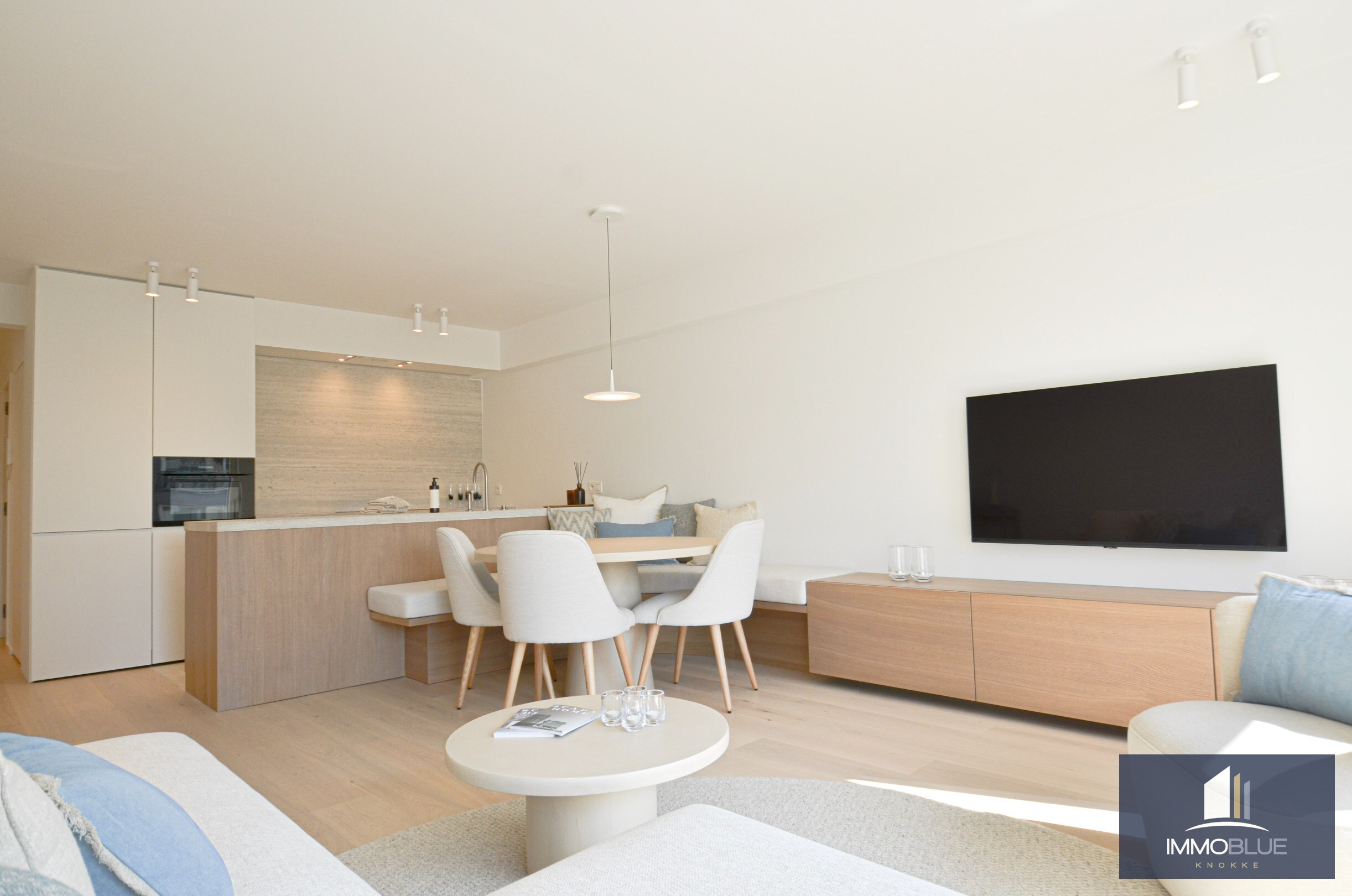 Centraal gelegen, volledig gerenoveerd appartement met drie slaapkamers. 