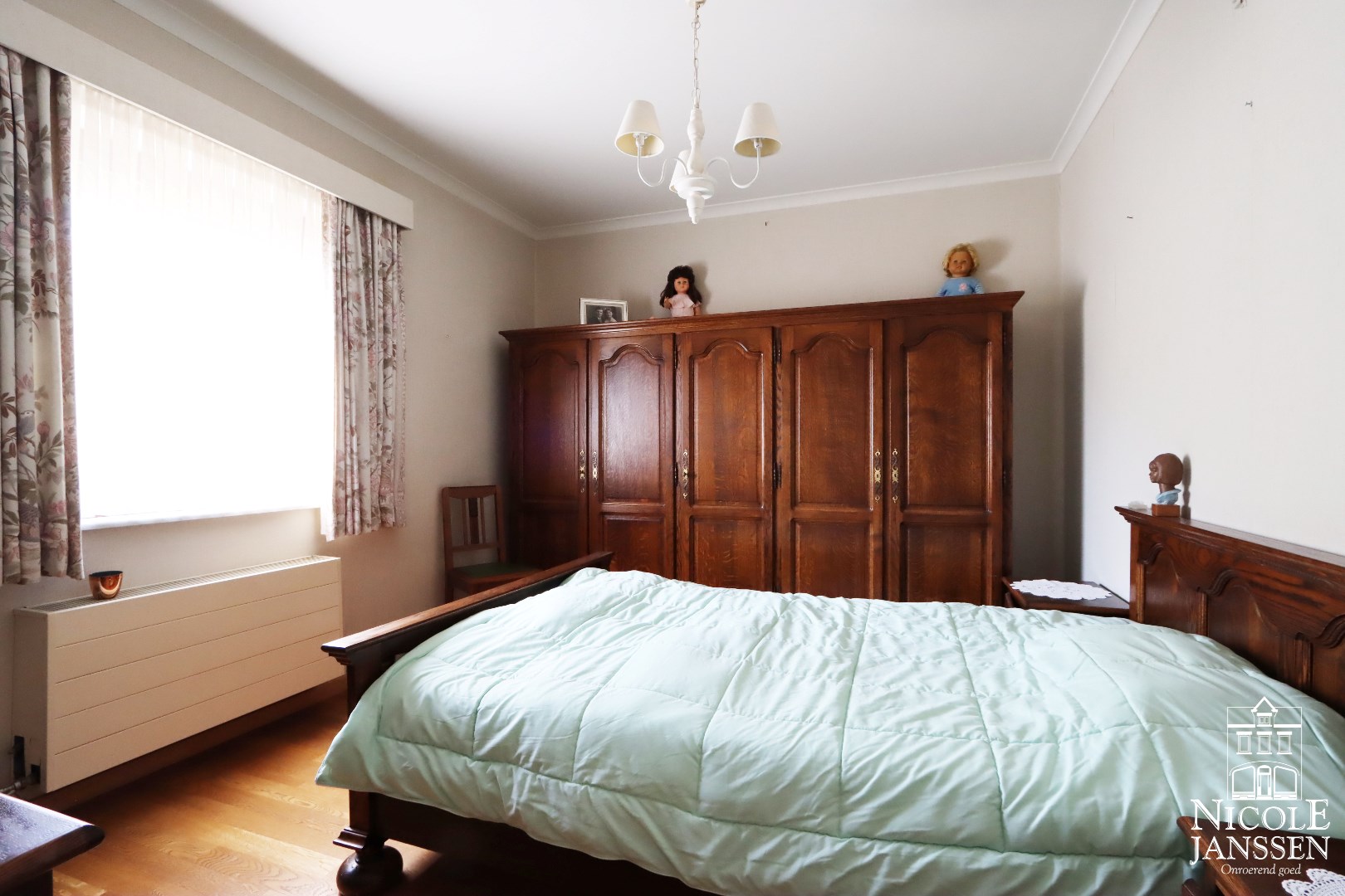 Ouderlijke slaapkamer met laminaatvloer