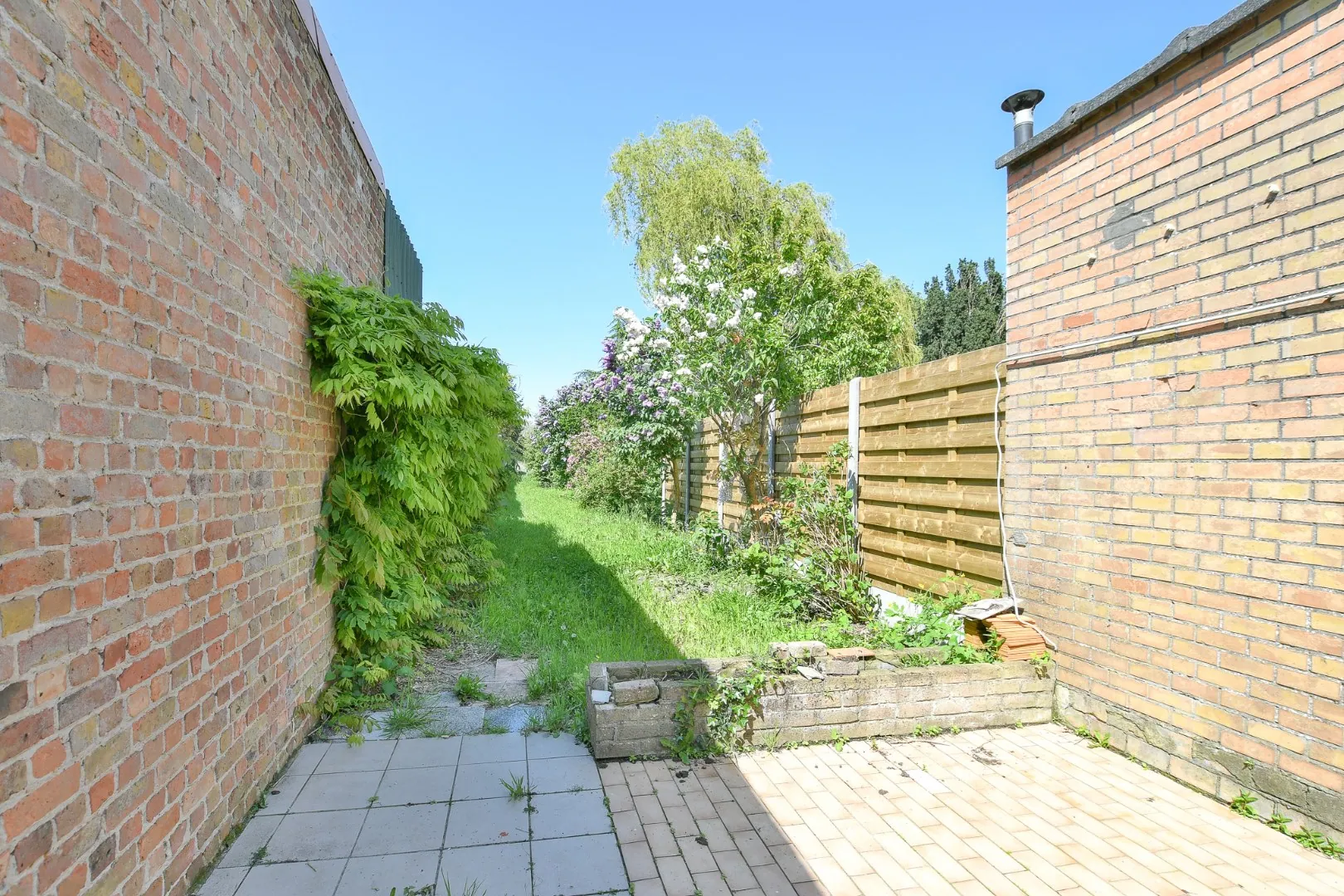 Knusse te moderniseren woning te Oudenburg - Ettelgem op 378m² met diepe tuin!