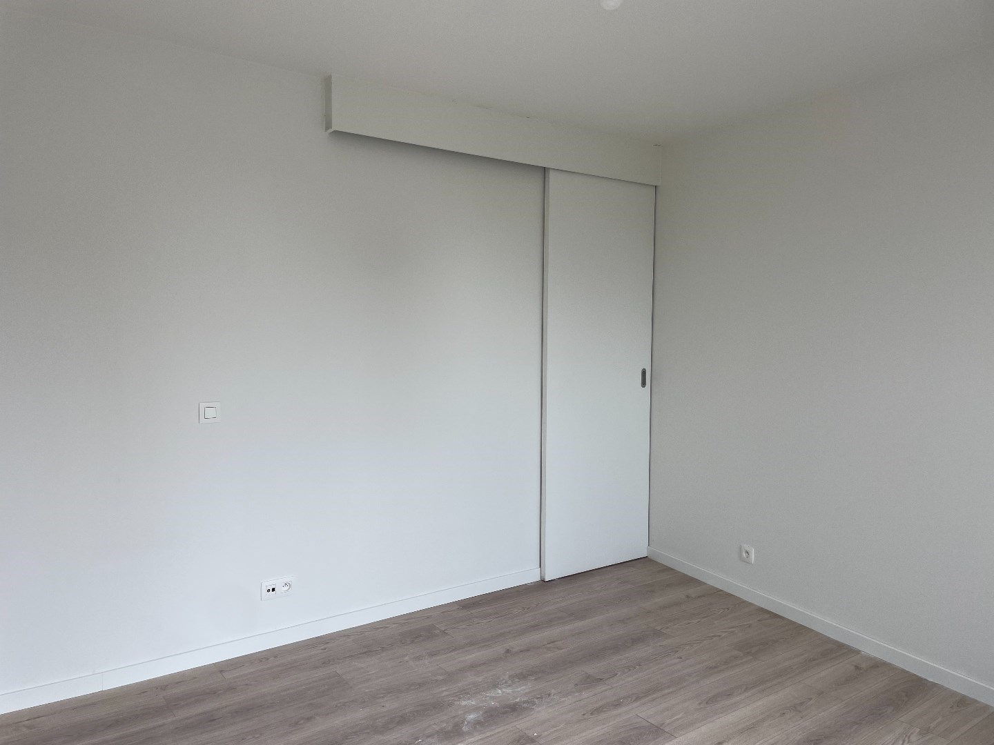 Nieuwbouw appartement met 1 slaapkamer en terras te Desselgem. 