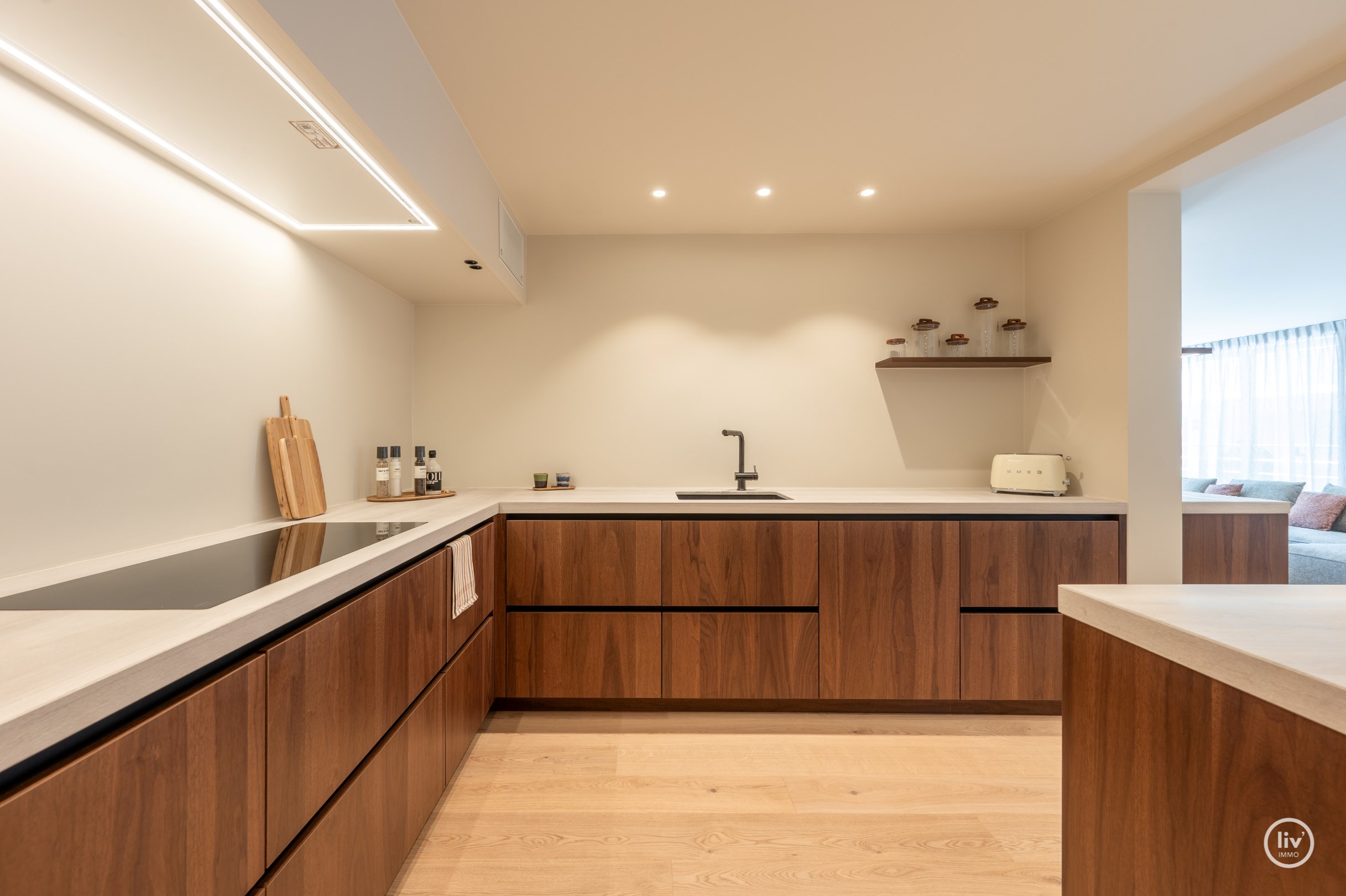 Stijlvol gerenoveerd hoekappartement  (130 m2) met royale gevelbreedte en zuidgerichte terras. 