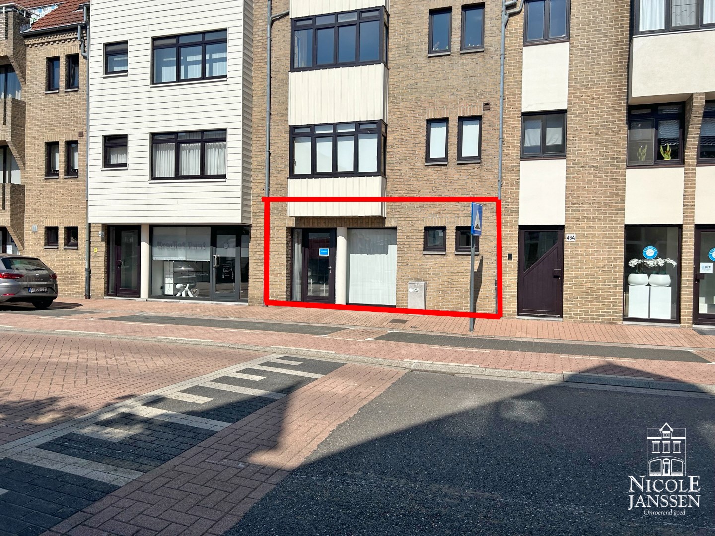 Verzorgd gelijkvloers handelspand met parkeergelegenheid op goed bereikbare locatie 