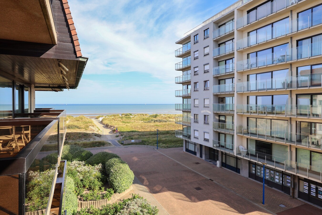 Appartement de 2 chambres enti&#232;rement r&#233;nov&#233; avec vue lat&#233;rale sur la mer 