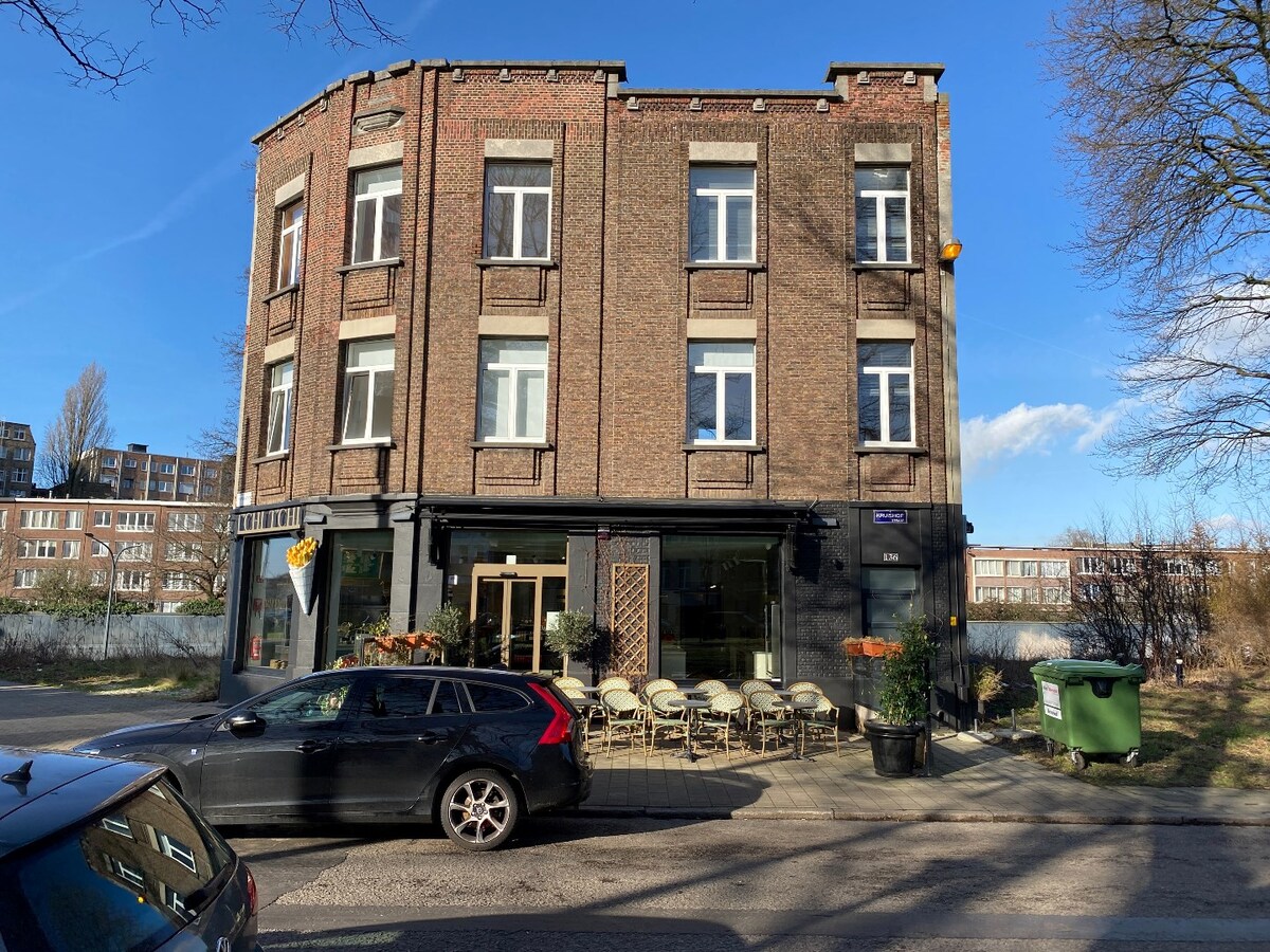 Opbrengsteigendom met handelsgelijkvloers + 2 appartementen B &amp;B-accomodatie te Antwerpen met uitstekend rendement. 