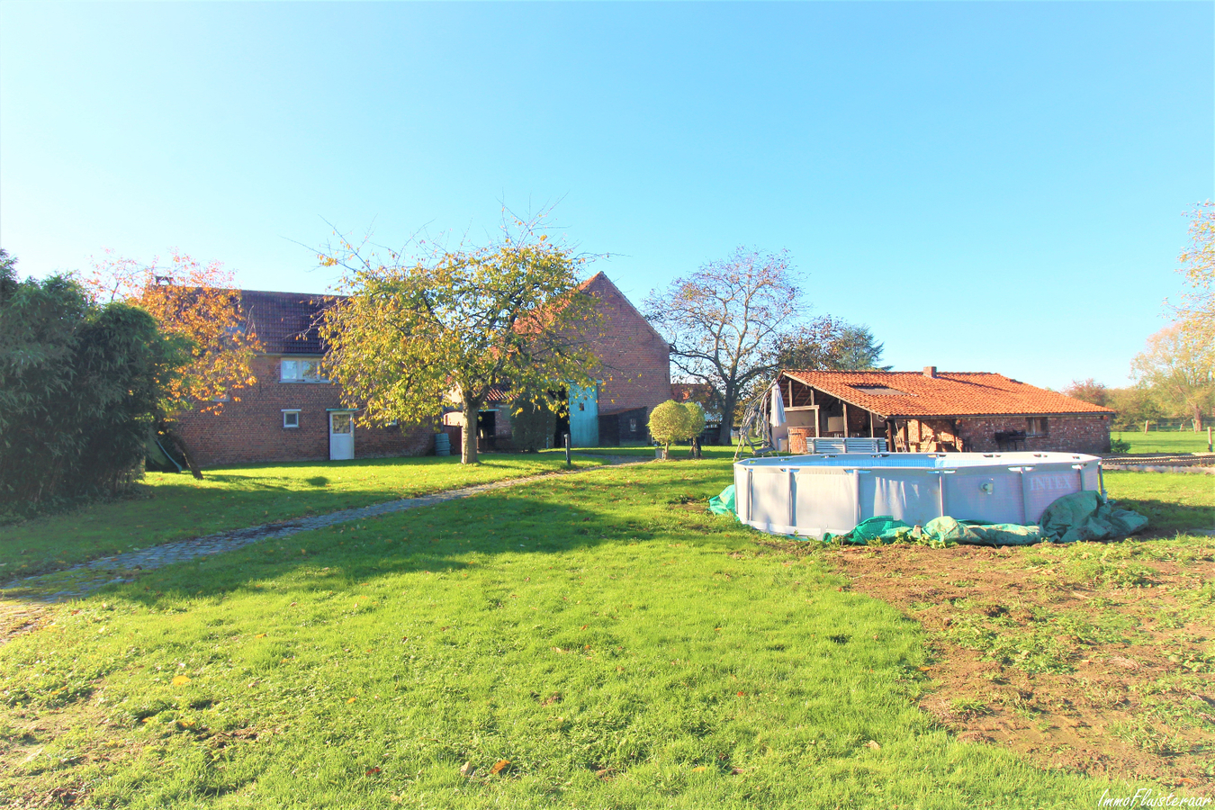 IN OPTIE - Hoevewoning met bijgebouwen en weiland op ca. 1ha te Tollembeek/Galmaarden (Vlaams-Brabant) 