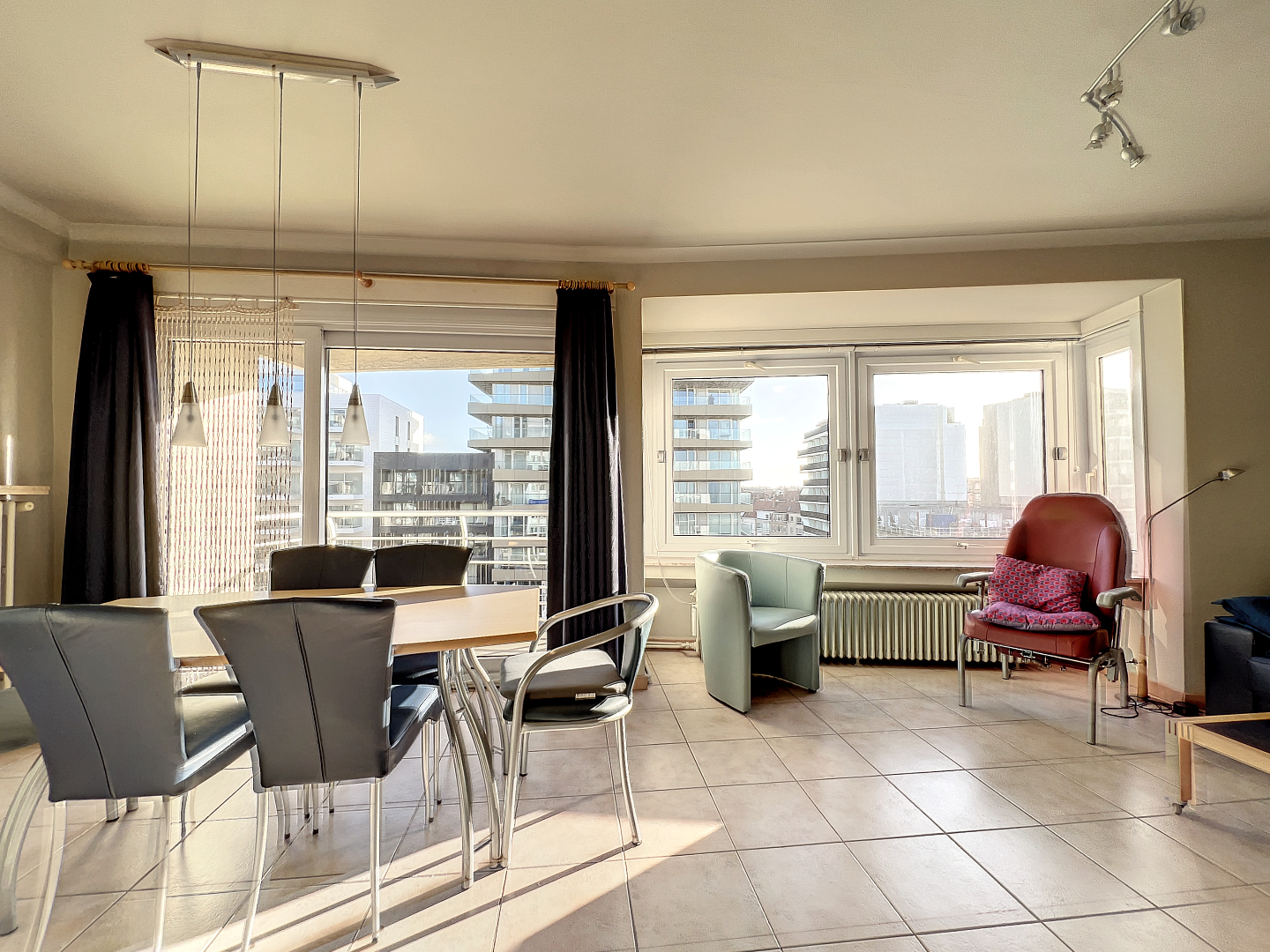 Lichtrijk 1-slkp appartement  op de zeedijk met aangenaam terras. 