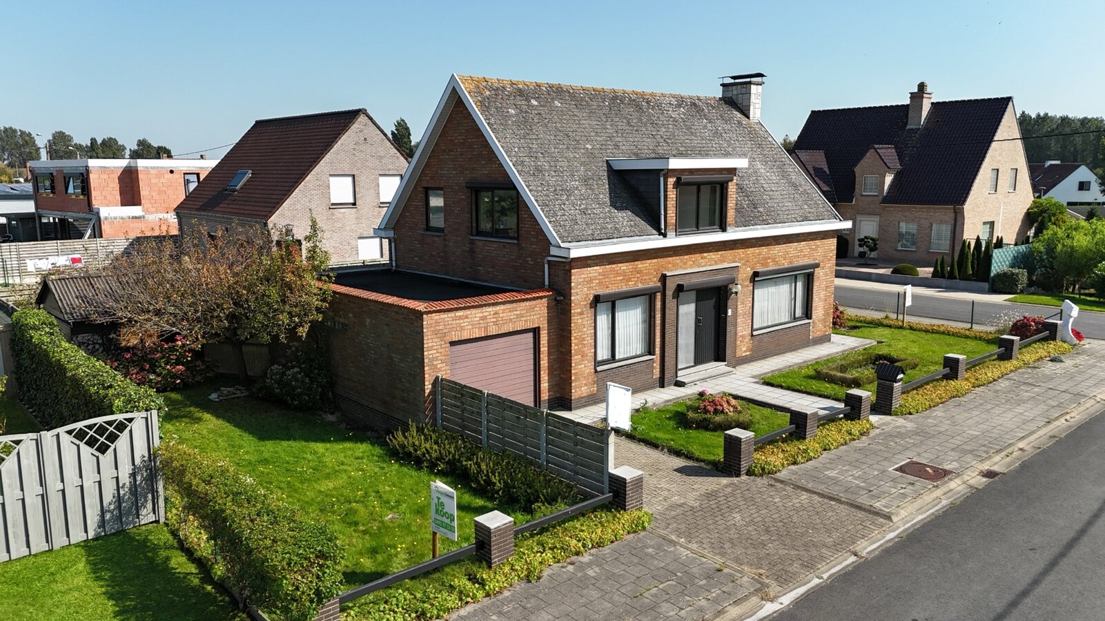 Alleenstaande woning met 4 slaapkamers en garage te Westende 