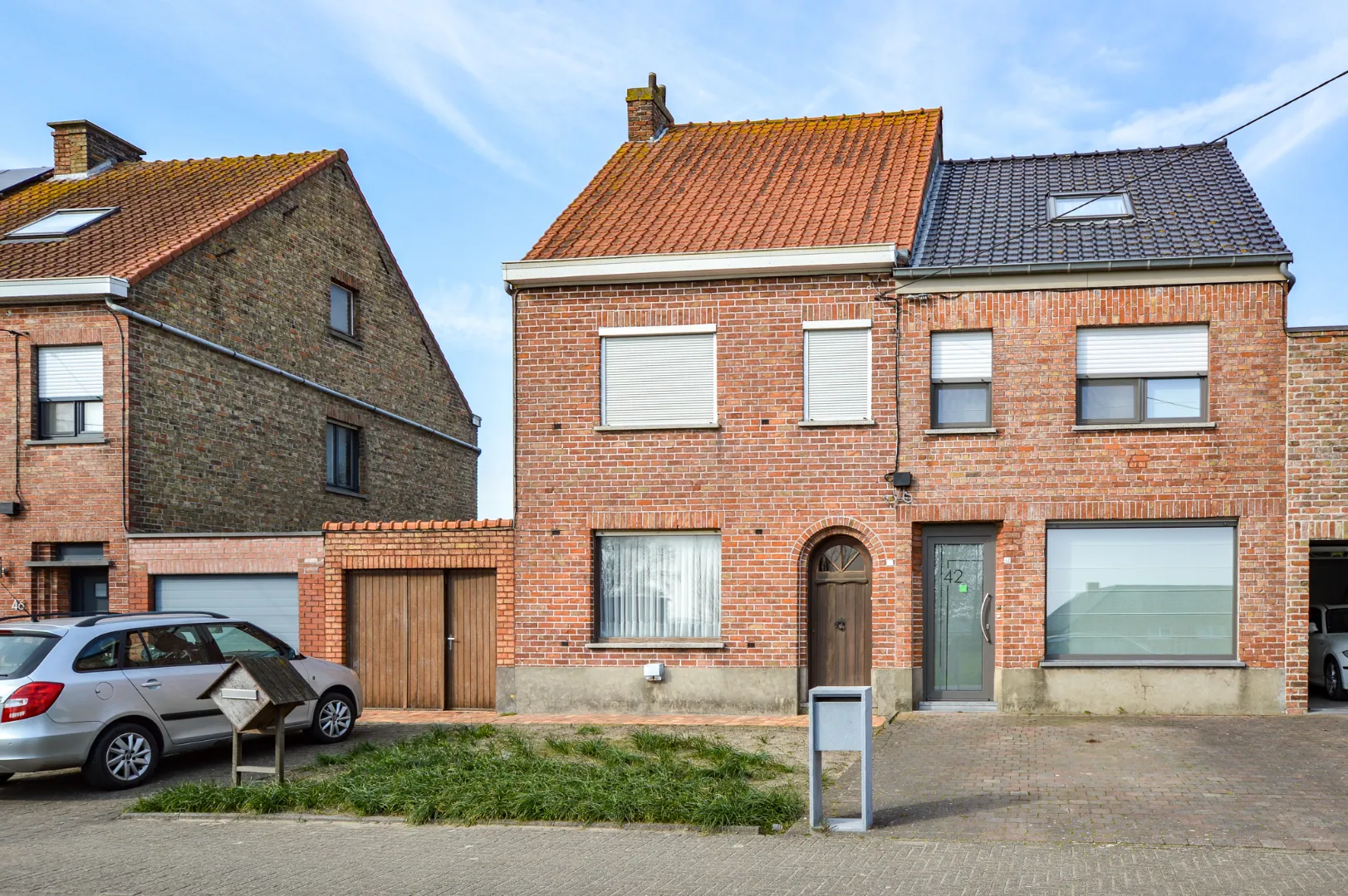 Goedgelegen woning te Oudenburg met garage en diepe tuin