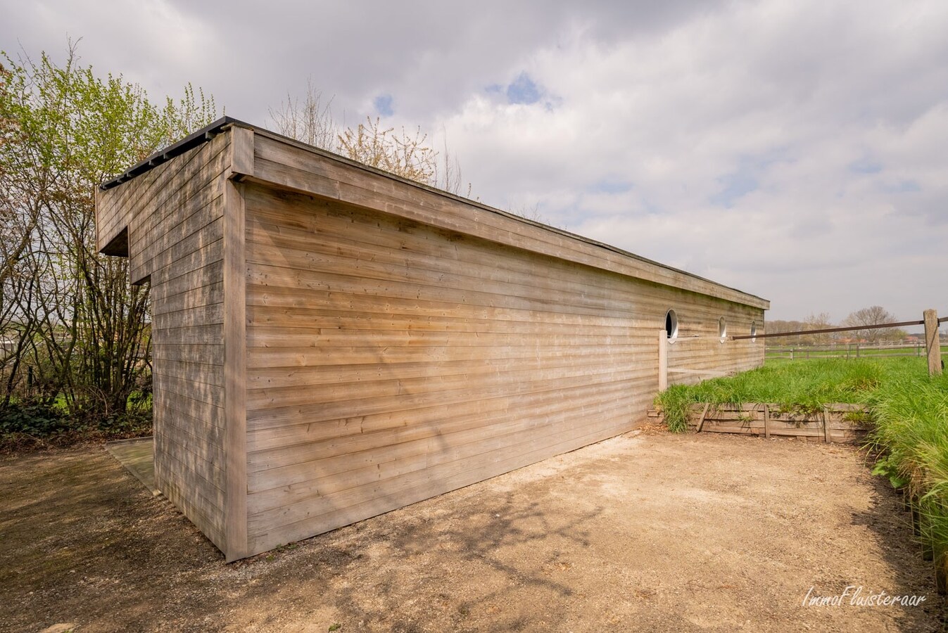 Exclusieve en energiezuinige villa met paardenstallen op ca. 45a te Merchtem (Brussegem; Vlaams-Brabant) 