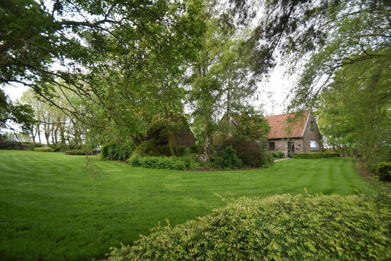 Authentieke hoeve op 3886 m&#178; grond, landelijk gelegen met prachtige tuin. 